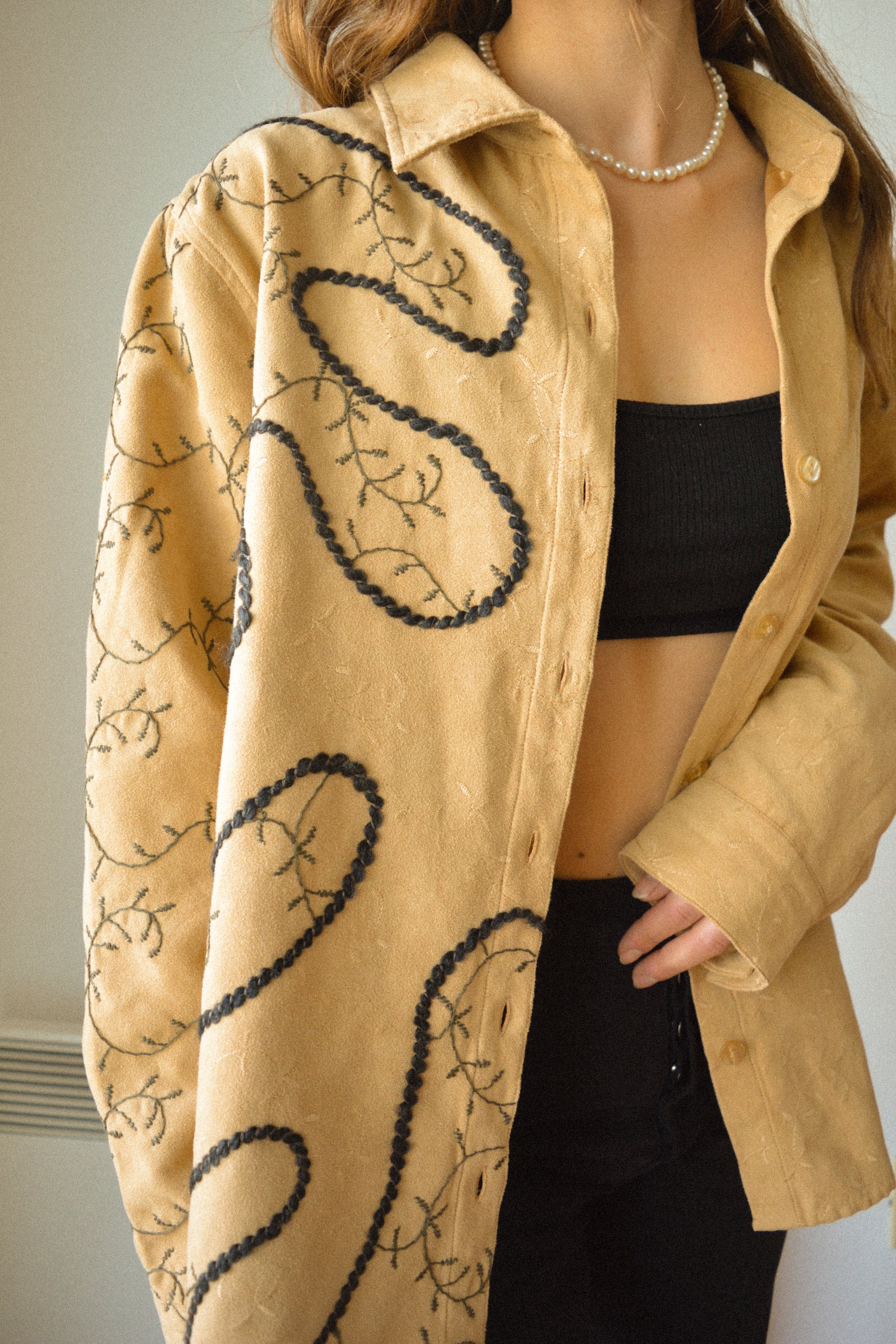 Chemise vintage beige à manches longues avec laine et motif dentelle de feuilles brodées à la main au Québec par l’artiste Caroline Auger