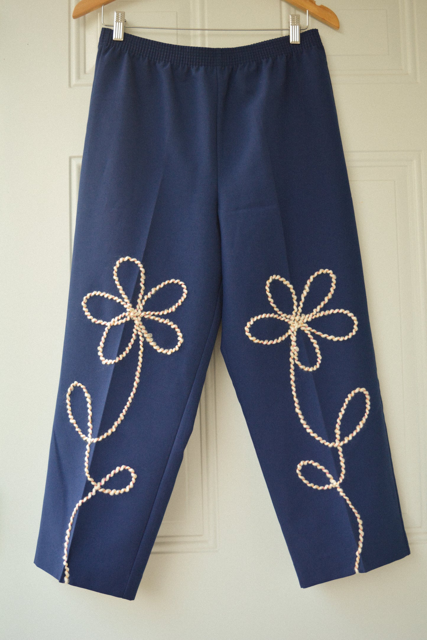 Pantalon bleu vintage de seconde main fabriqué au Canada à motifs de fleurs en laine brodés à la main au Québec par l’artiste et designer Caroline Auger