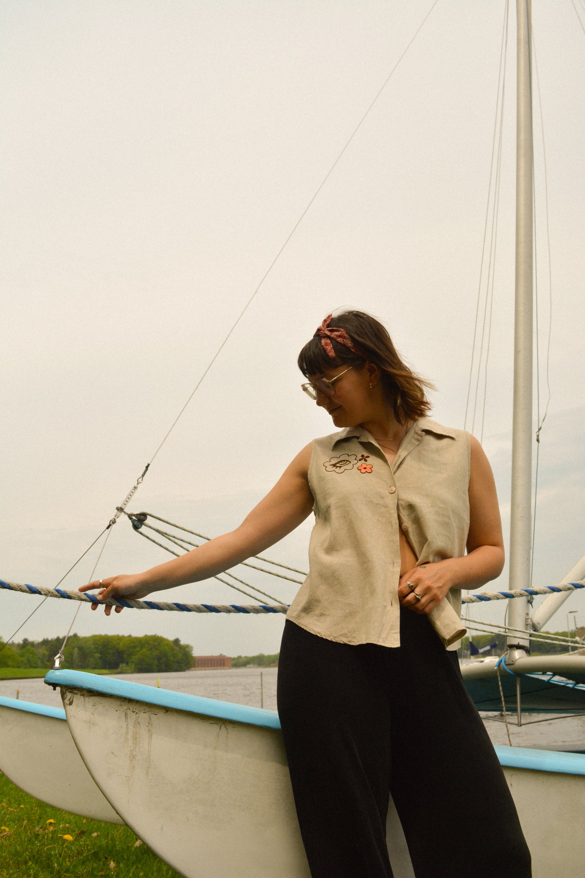 Haut sans manche vintage à motif brodé à la main au Québec par l’artiste Caroline Auger