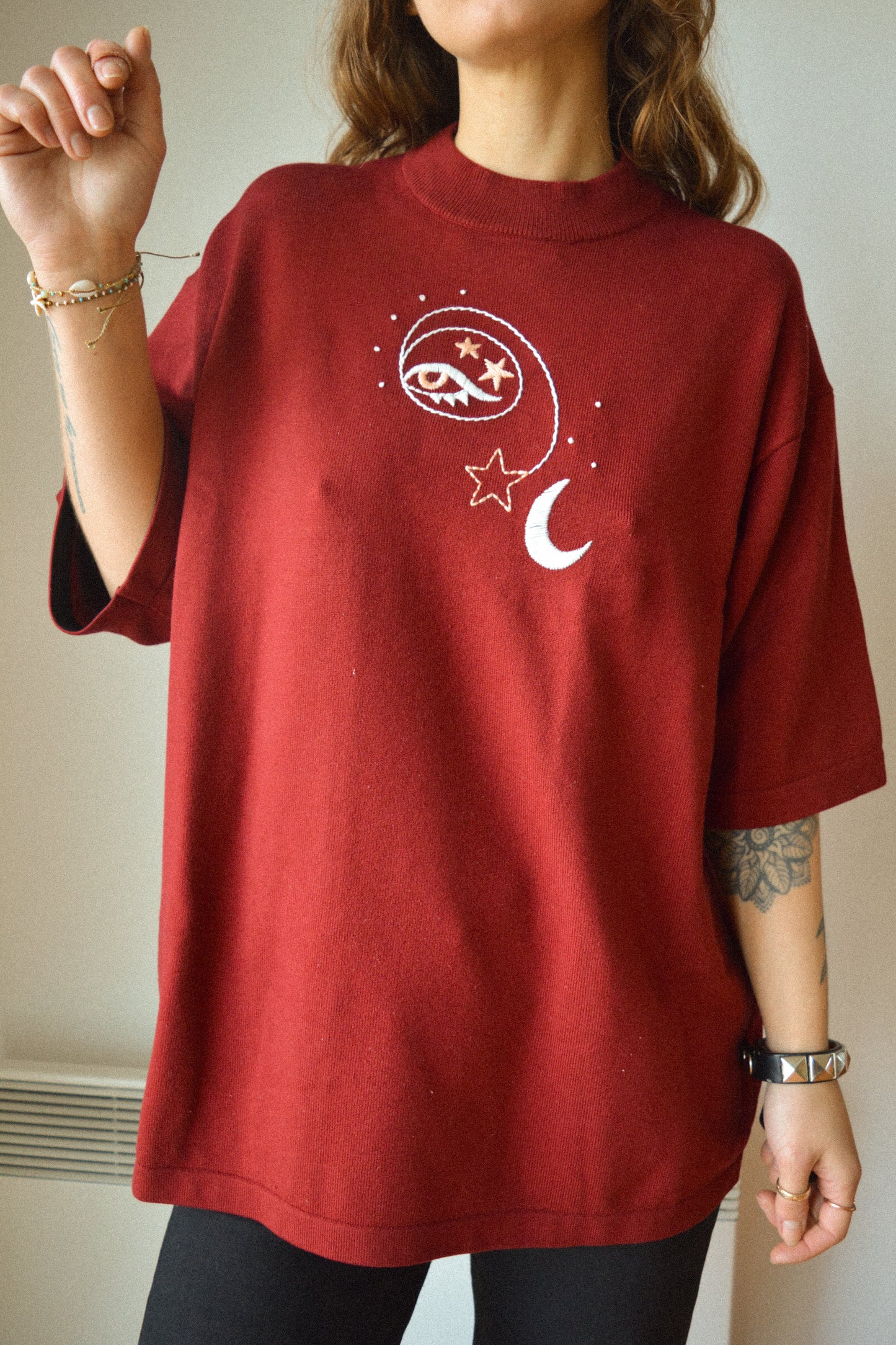 T-shirt rouge bourgogne vintage à motif d’œil céleste old school brodé à la main au Québec par l’artiste Caroline Auger