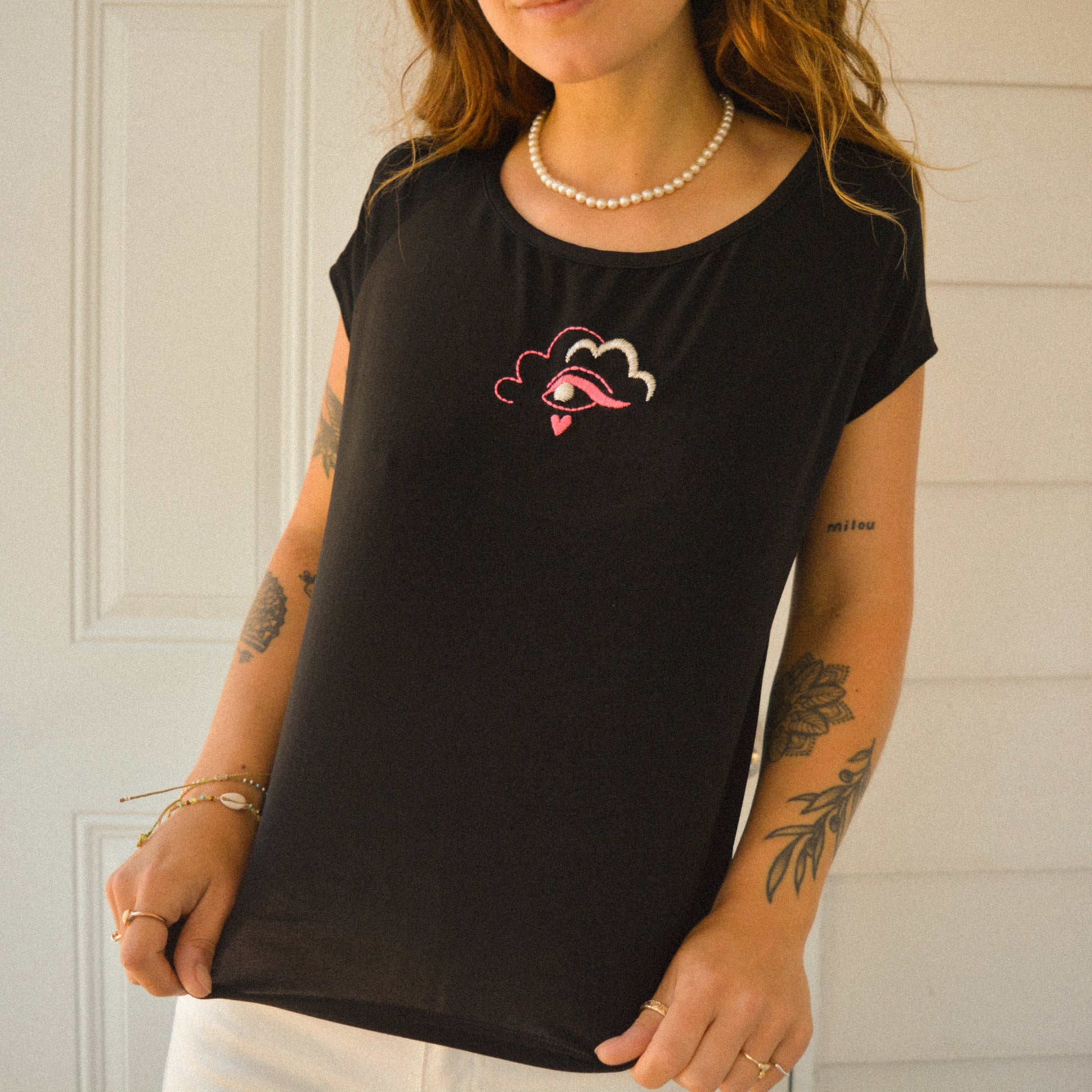 Chic t-shirt noir vintage à motif haute gamme brodé à la main au Québec par l’artiste Caroline Auger
