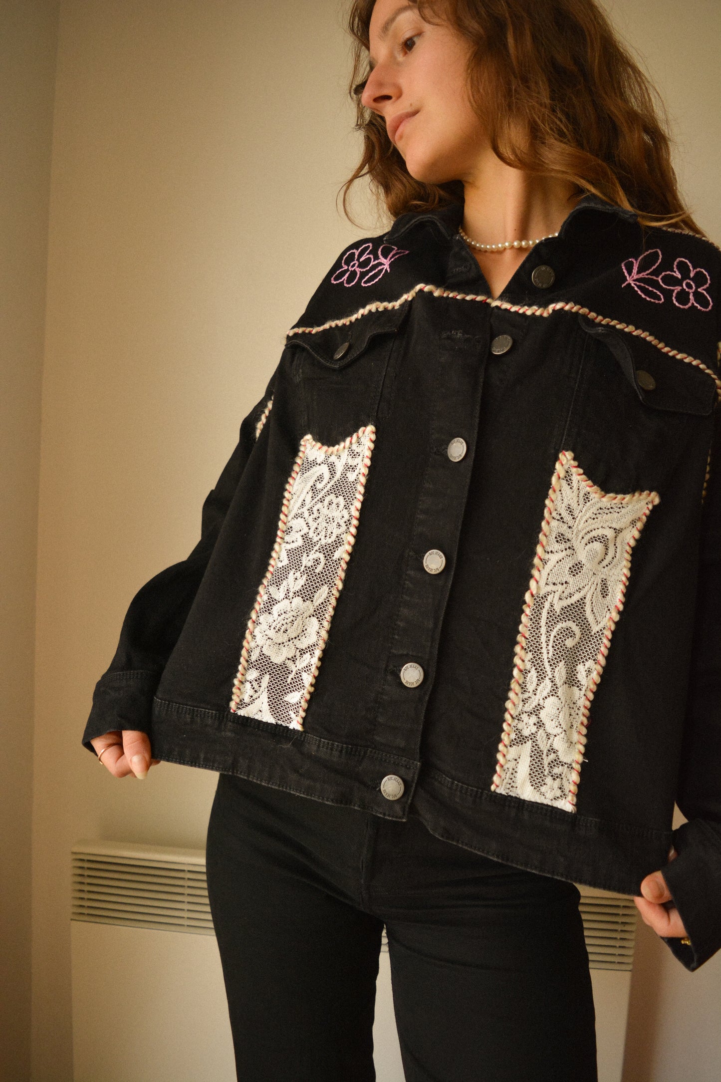 Veste en jeans noir vintage de seconde main à motifs de fleurs brodées, à laine brodés et à dentelle recyclée à la main au Québec par l’artiste et designer Caroline Auger