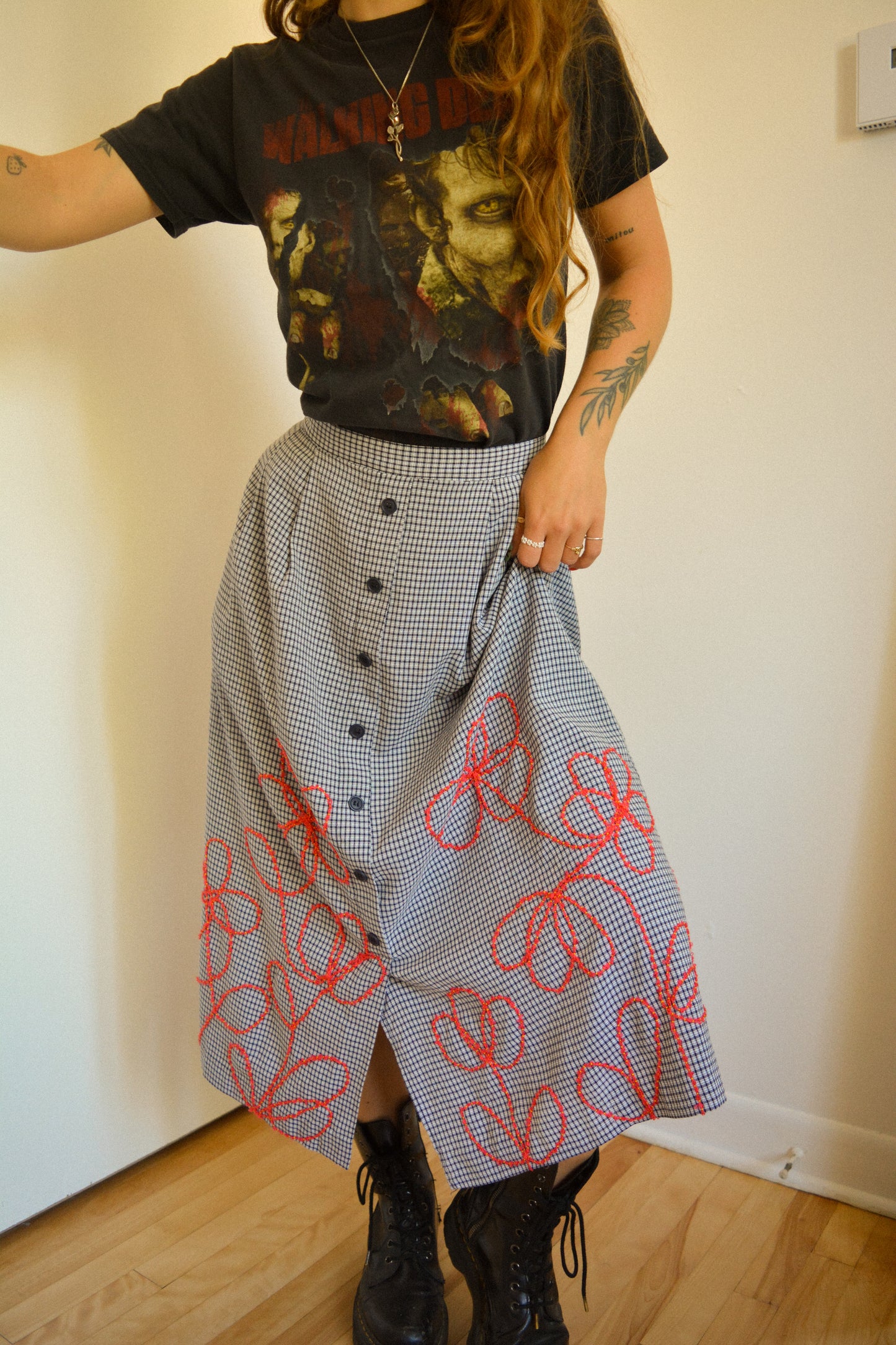 Jupe de motifs à carreaux bleu vintage de seconde main à broderie de fleurs rouge fait à la main au Québec par l’artiste Caroline Auger