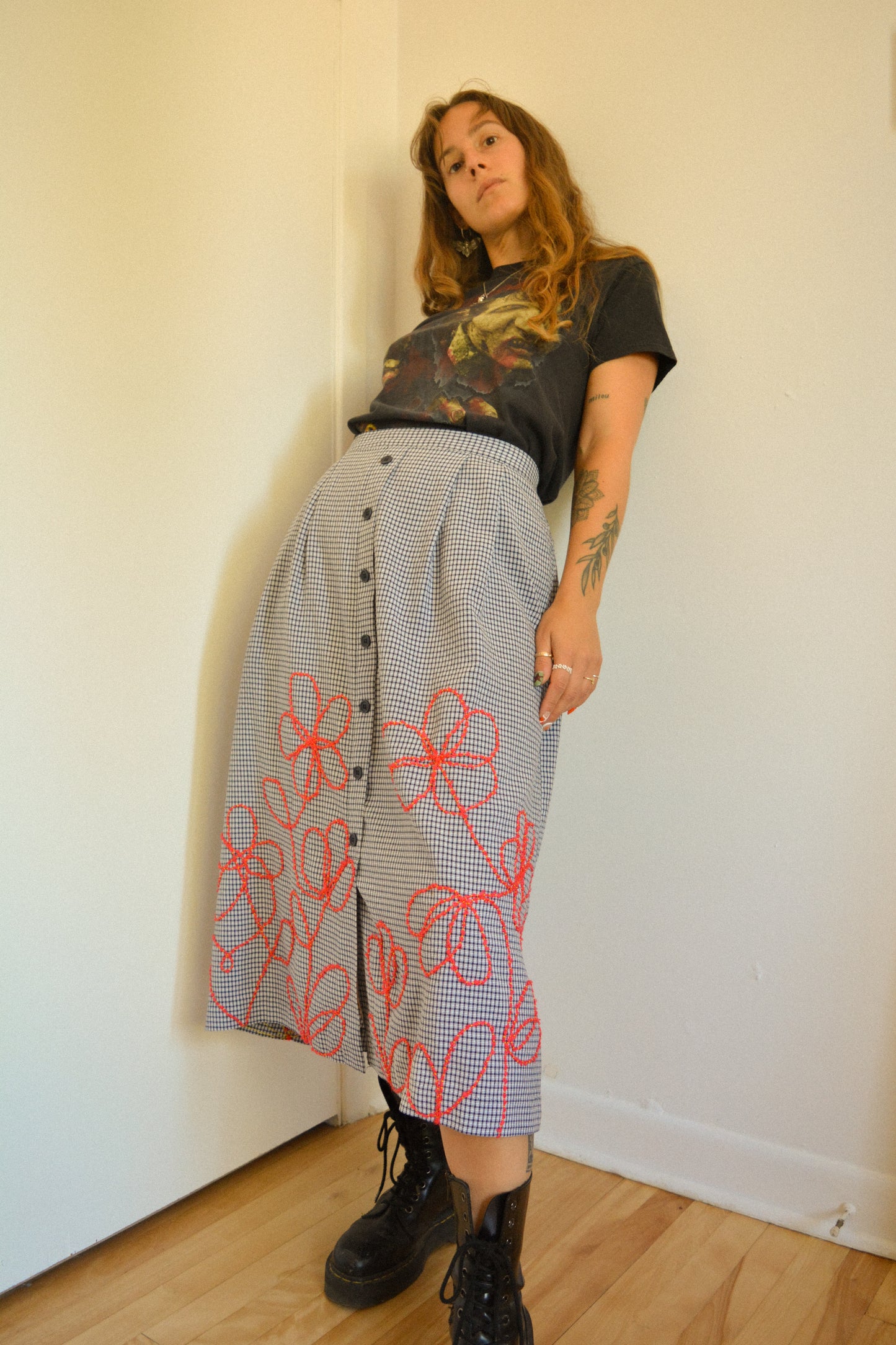 Jupe de motifs à carreaux bleu vintage de seconde main à broderie de fleurs rouge fait à la main au Québec par l’artiste Caroline Auger