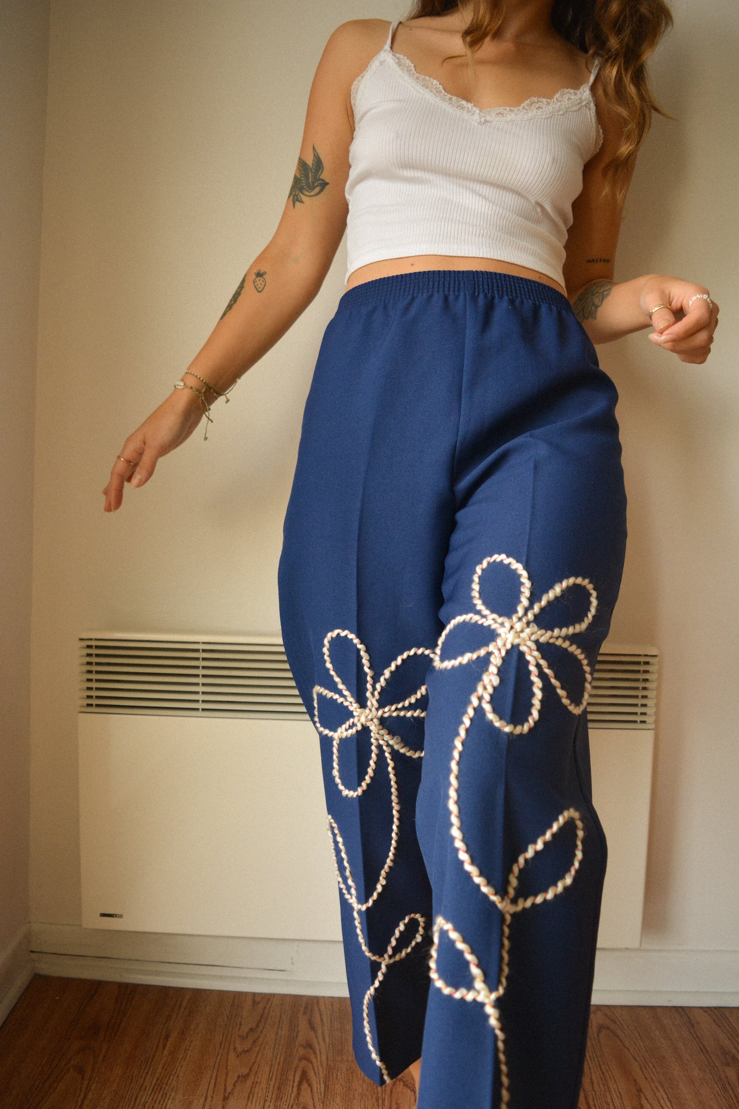 Pantalon bleu vintage de seconde main fabriqué au Canada à motifs de fleurs en laine brodés à la main au Québec par l’artiste et designer Caroline Auger
