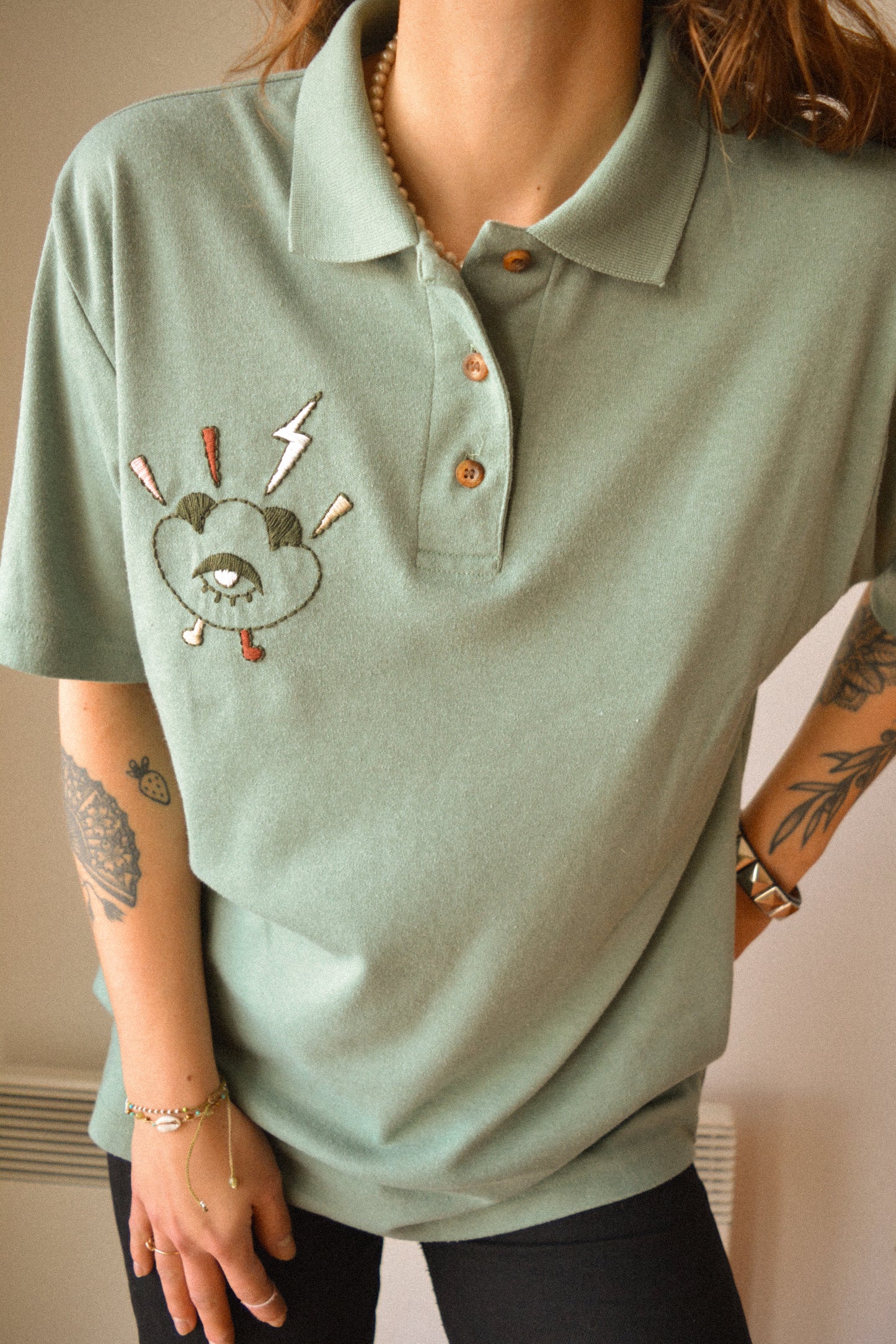 T-shirt polo vert vintage à motif d’œil old school brodé à la main au Québec par l’artiste Caroline Auger