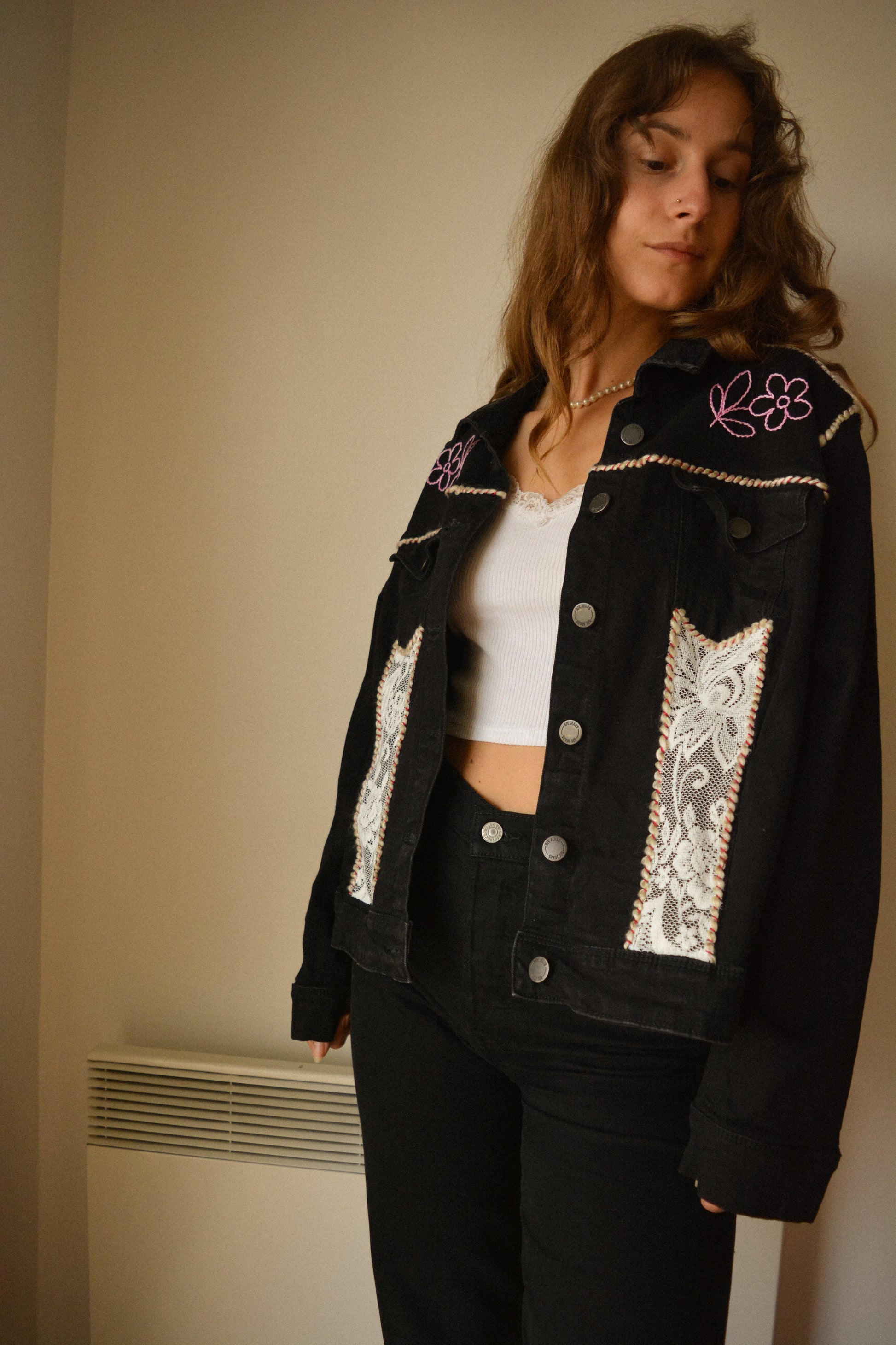 Veste en jeans noir vintage de seconde main à motifs de fleurs brodées, à laine brodés et à dentelle recyclée à la main au Québec par l’artiste et designer Caroline Auger