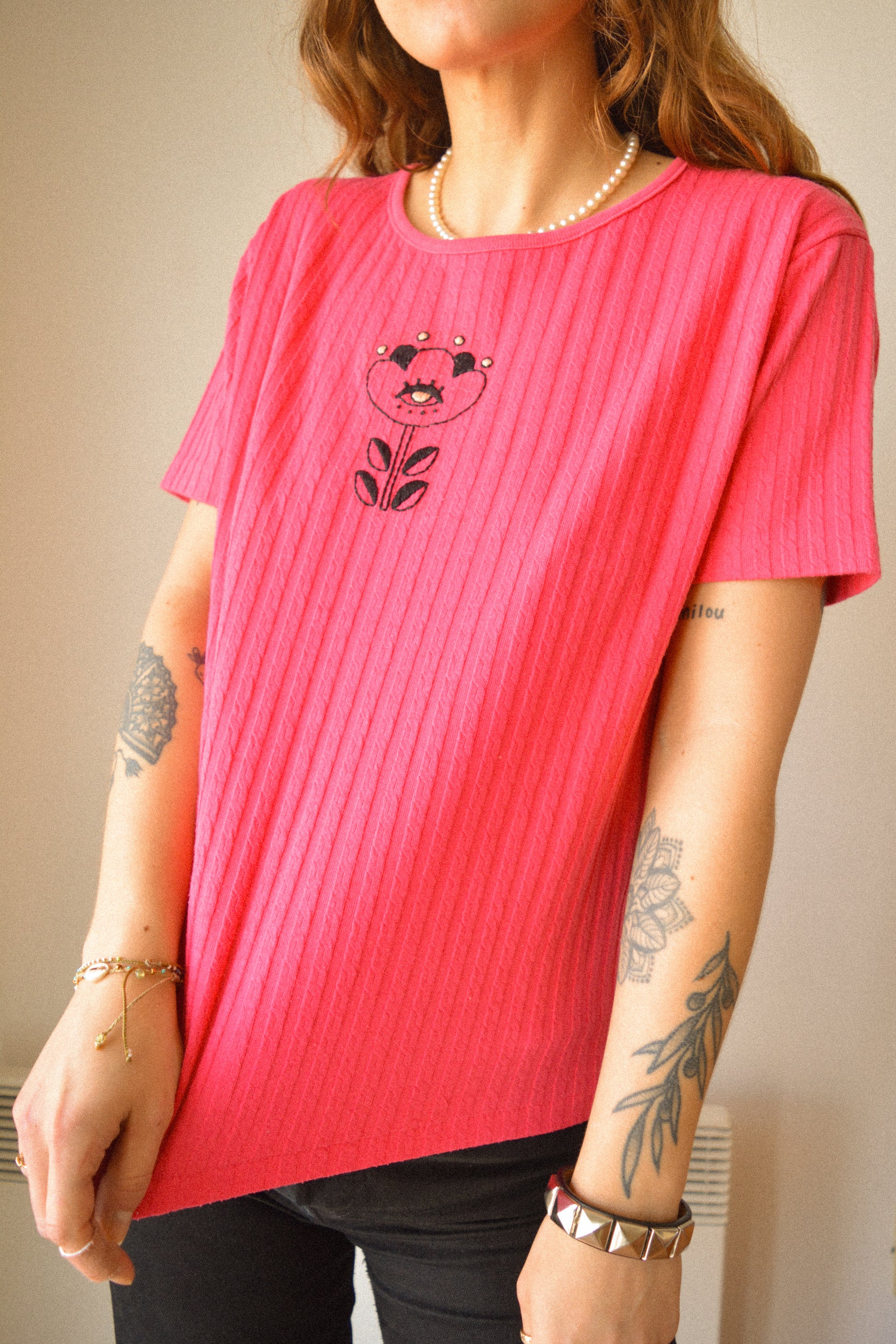 T-shirt rose balloune vintage à motif d’œil fleur old school brodé à la main au Québec par l’artiste Caroline Auger