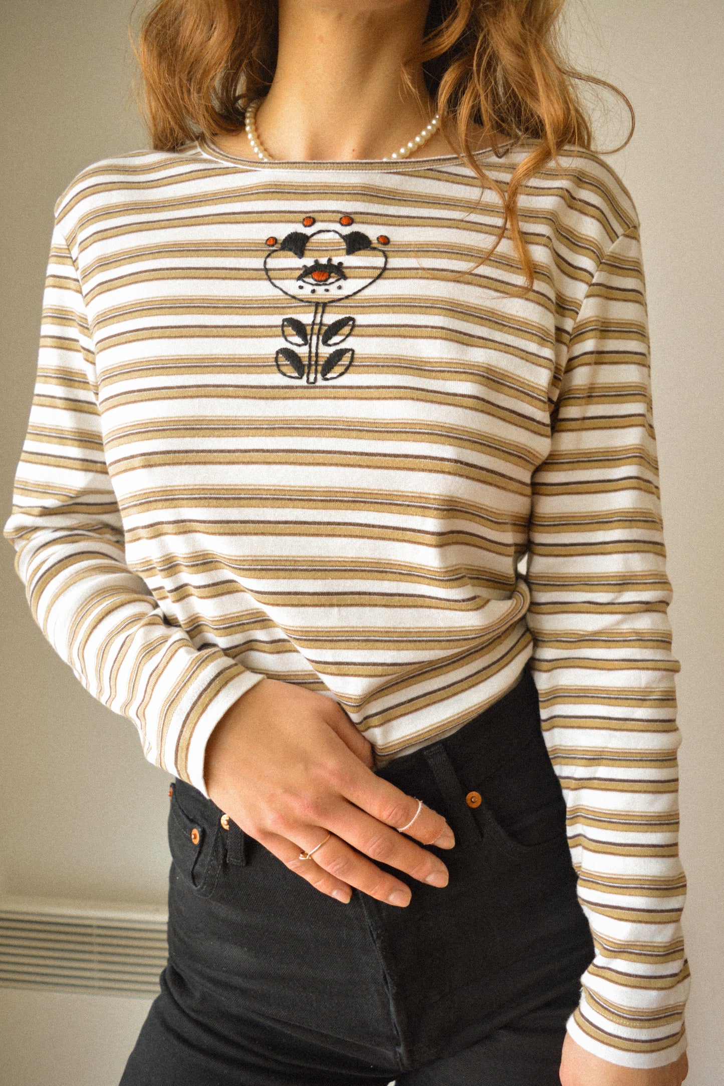 Chandail manches longues vintage rayé beige, blanc et brun à motif d’œil fleur old school brodé à la main au Québec par l’artiste Caroline Auger