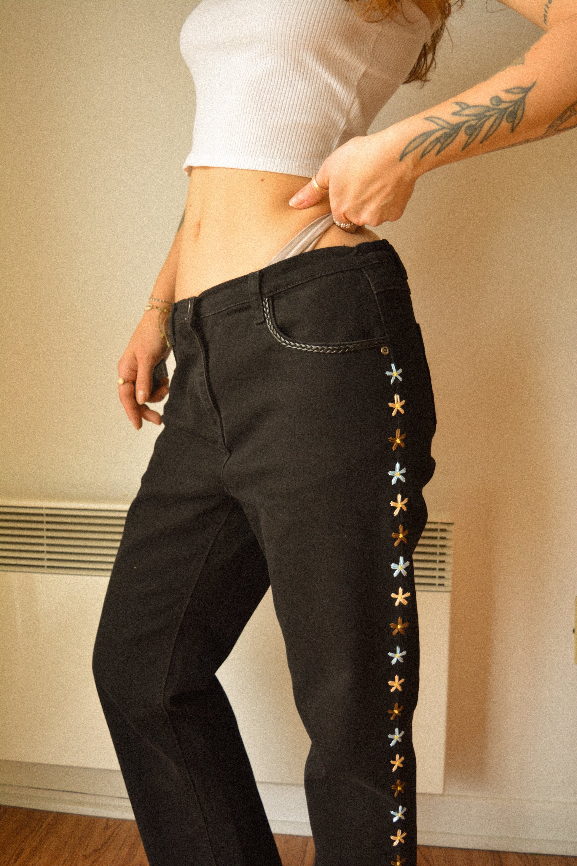 Pantalon vintage noir de seconde main à fleurs brodées à la main au Québec par l’artiste Caroline Auger