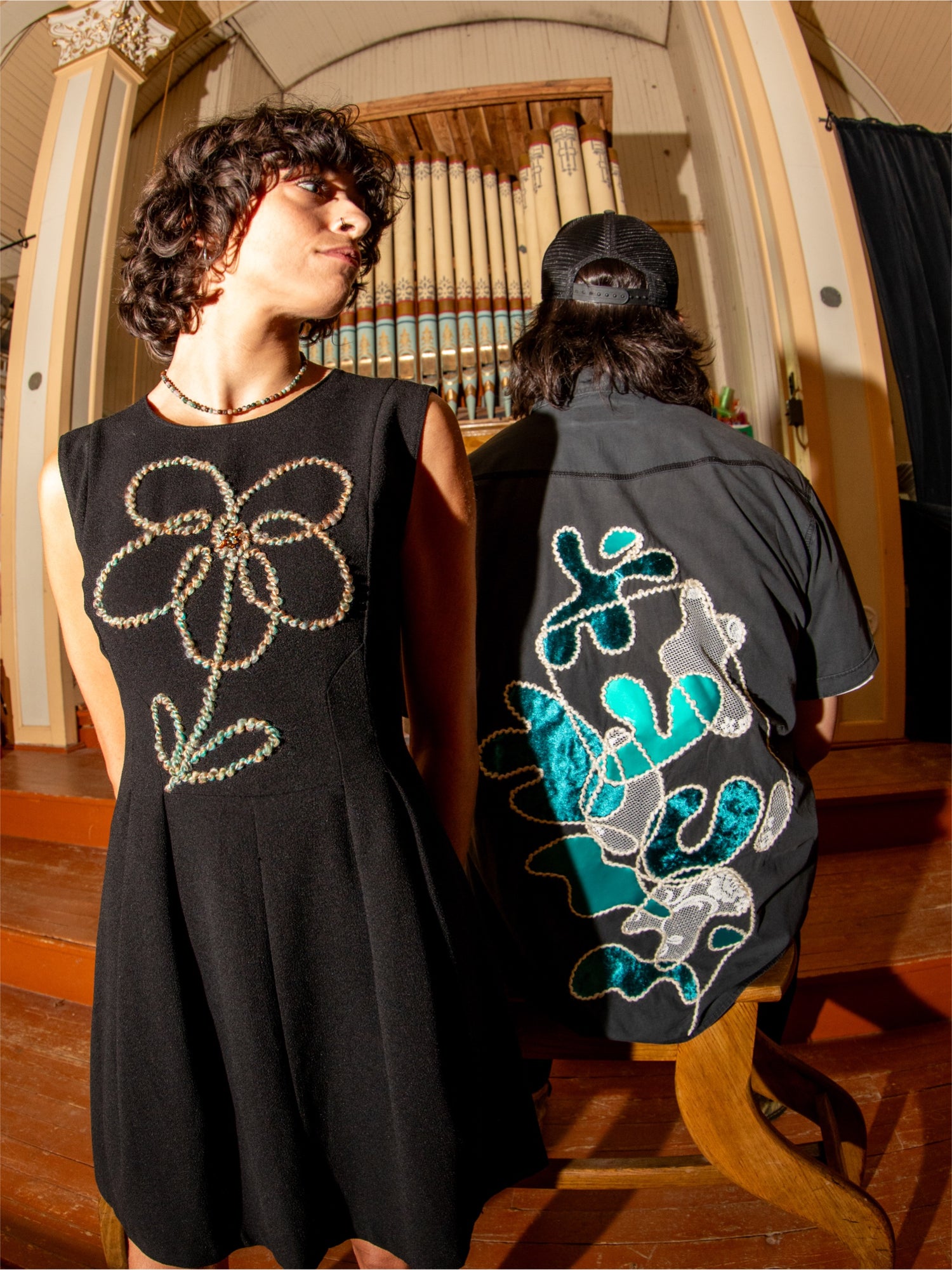 Vêtements de seconde main revalorisés en œuvres d’art par l’artiste et designer Caroline Auger au Québec