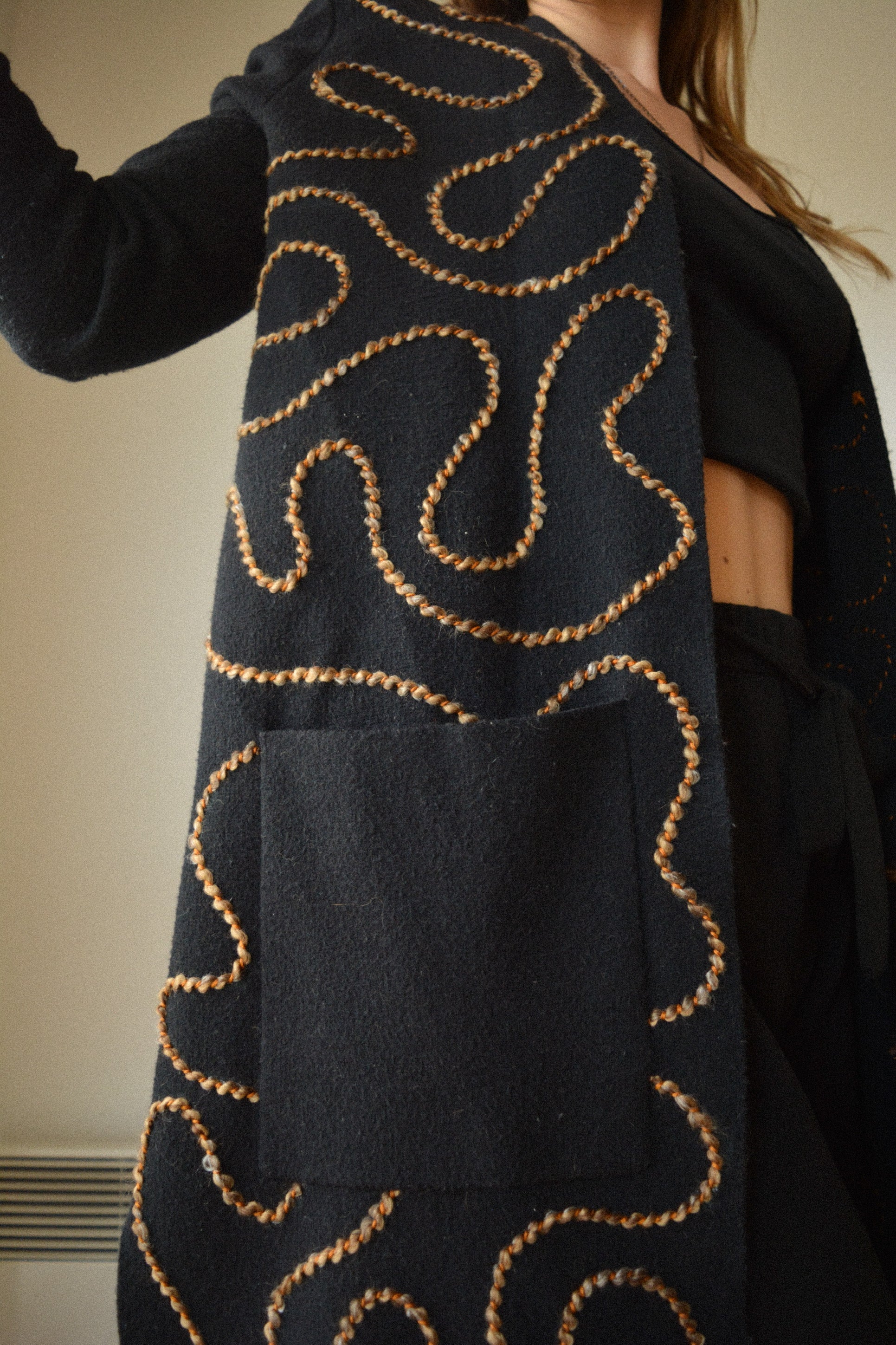 Veste de seconde main en laine noir à manches longues avec broderie abstraite fait à la main au Québec par l’artiste Caroline Auger