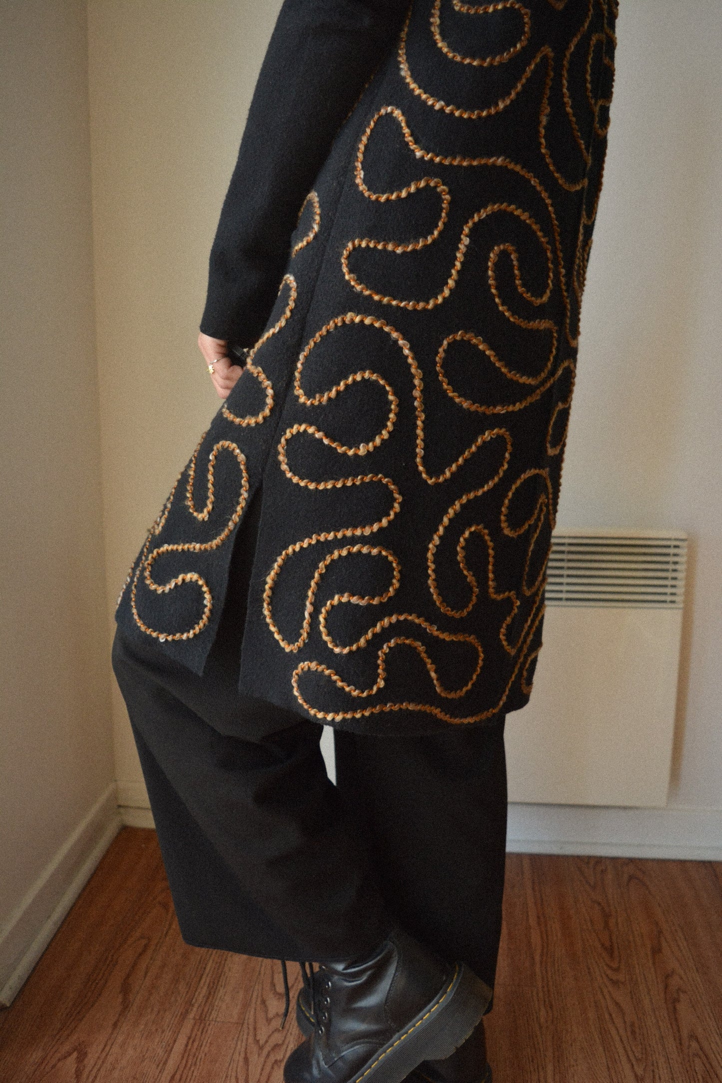 Veste de seconde main en laine noir à manches longues avec broderie abstraite fait à la main au Québec par l’artiste Caroline Auger