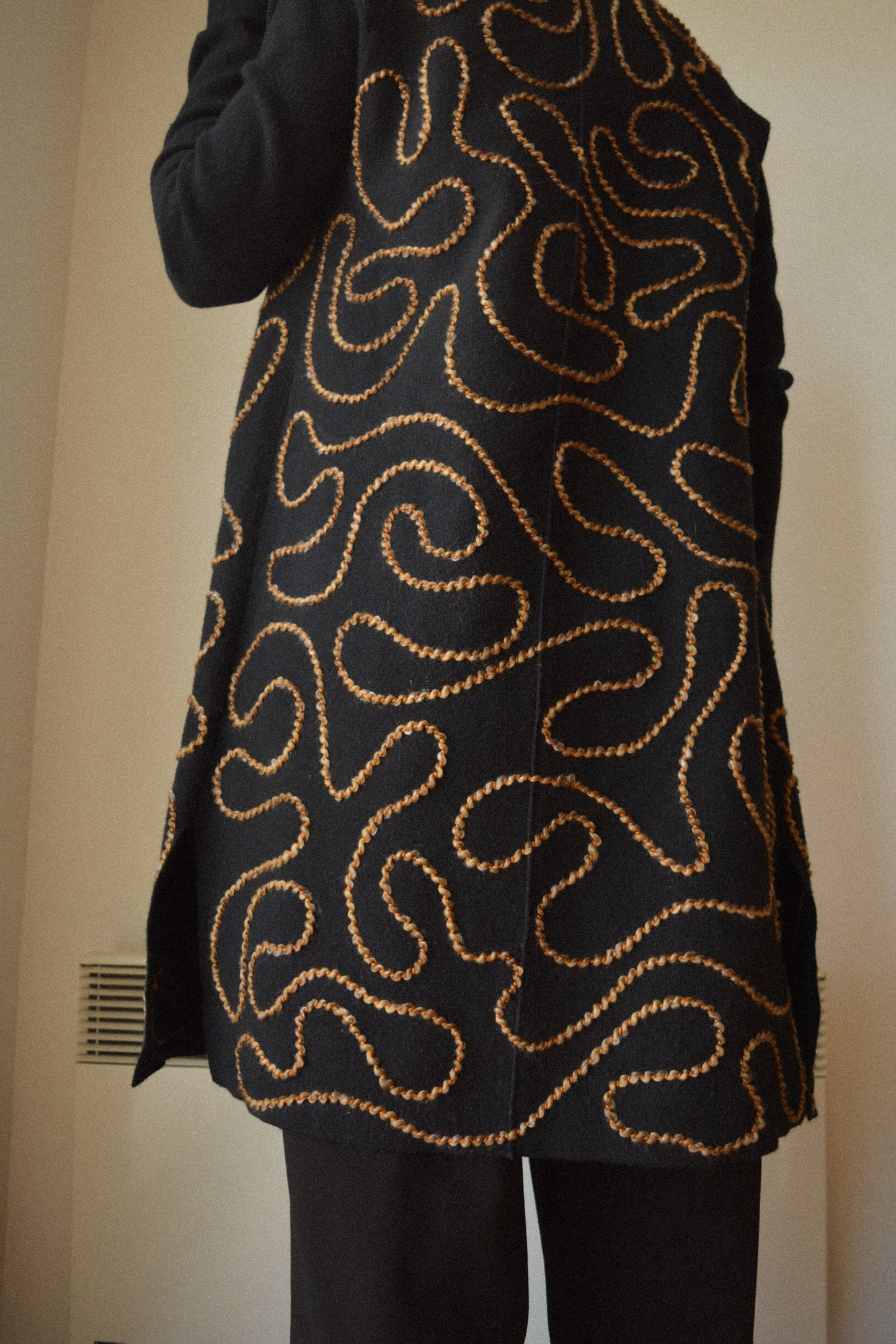 Veste de seconde main en laine noir à manches longues avec broderie abstraite fait à la main au Québec par l’artiste Caroline Auger