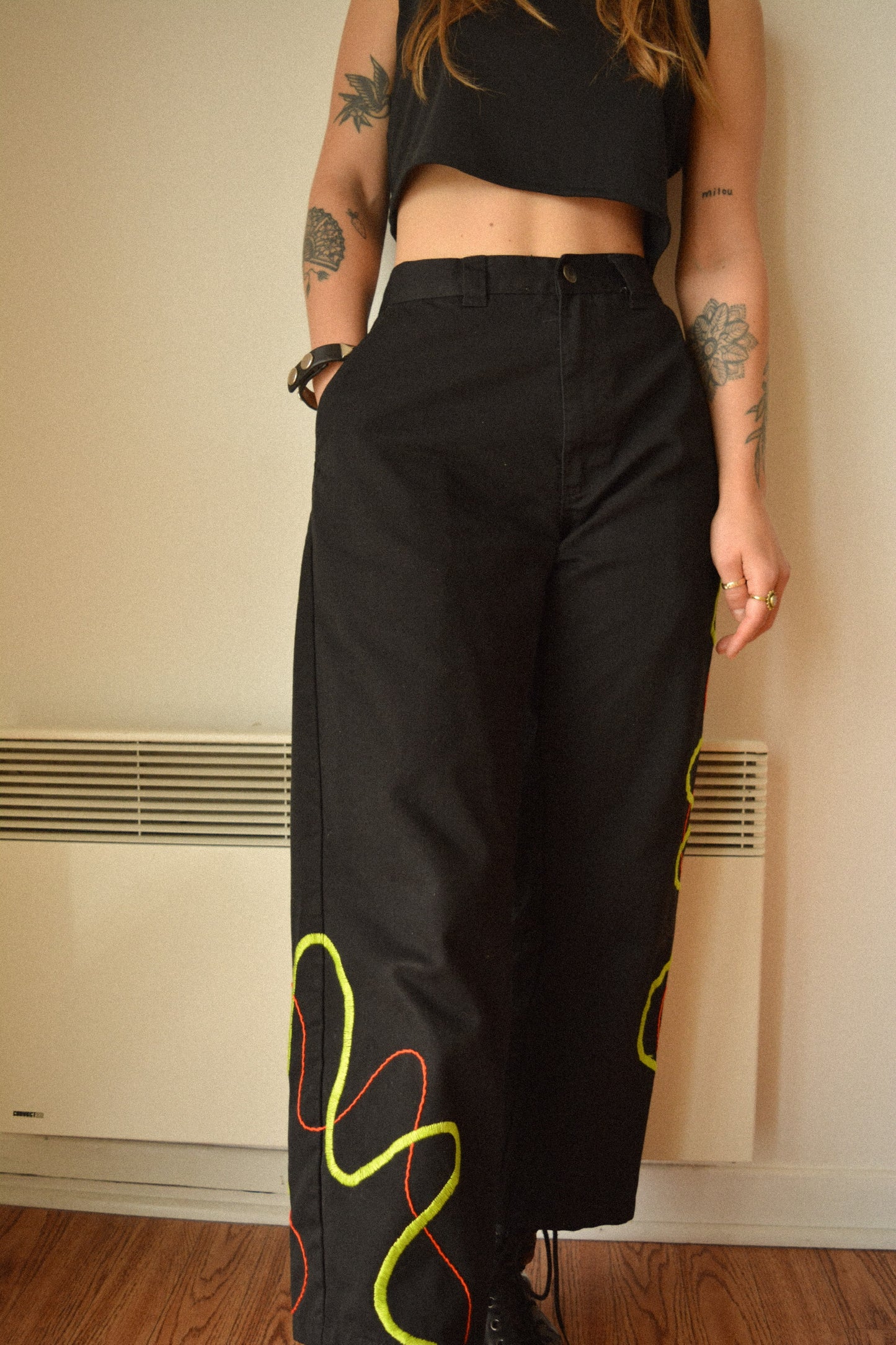 Pantalon vintage noir de seconde main avec broderies abstraites fait à la main au Québec par l’artiste Caroline Auger