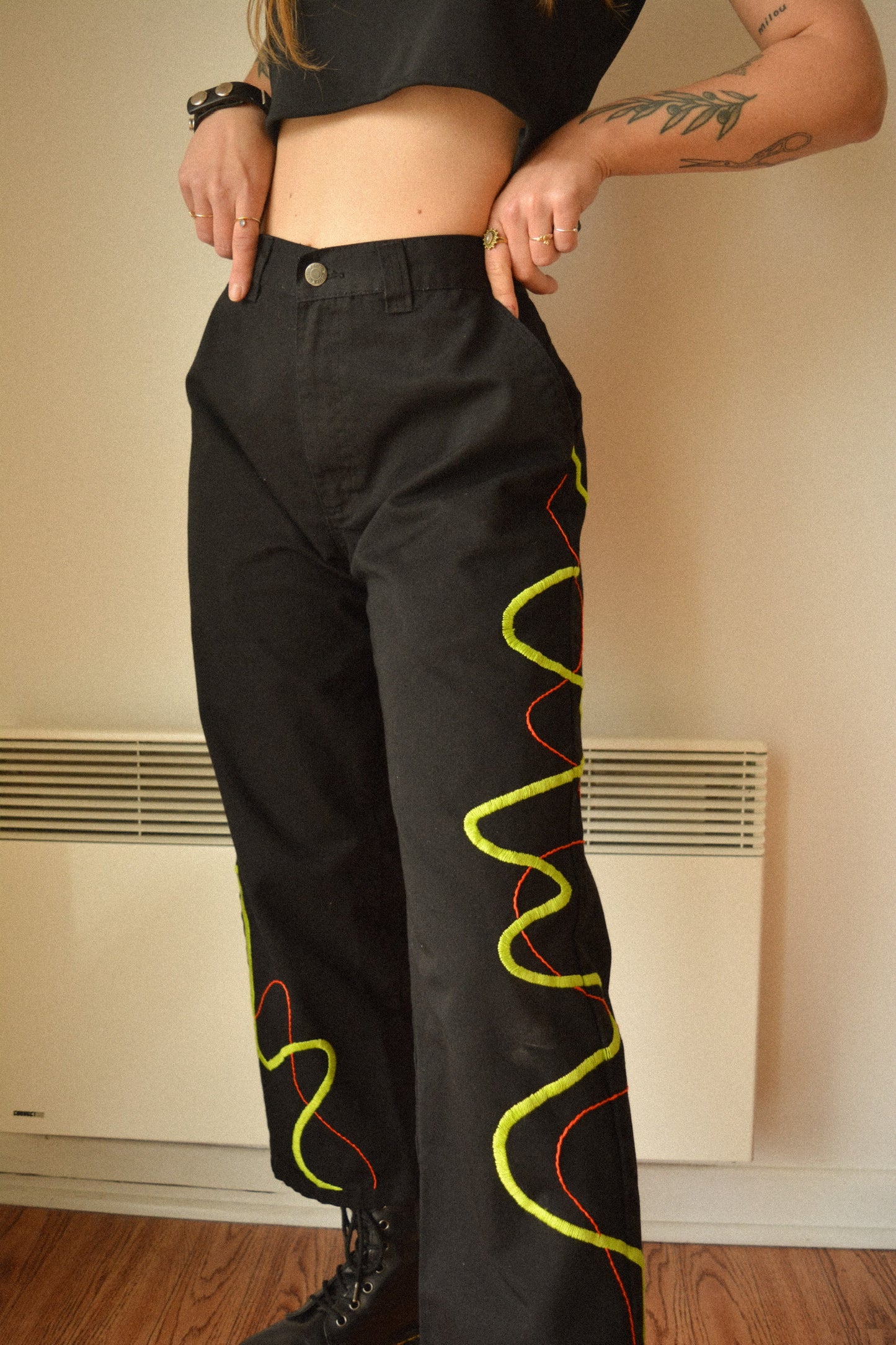 Pantalon vintage noir de seconde main avec broderies abstraites fait à la main au Québec par l’artiste Caroline Auger