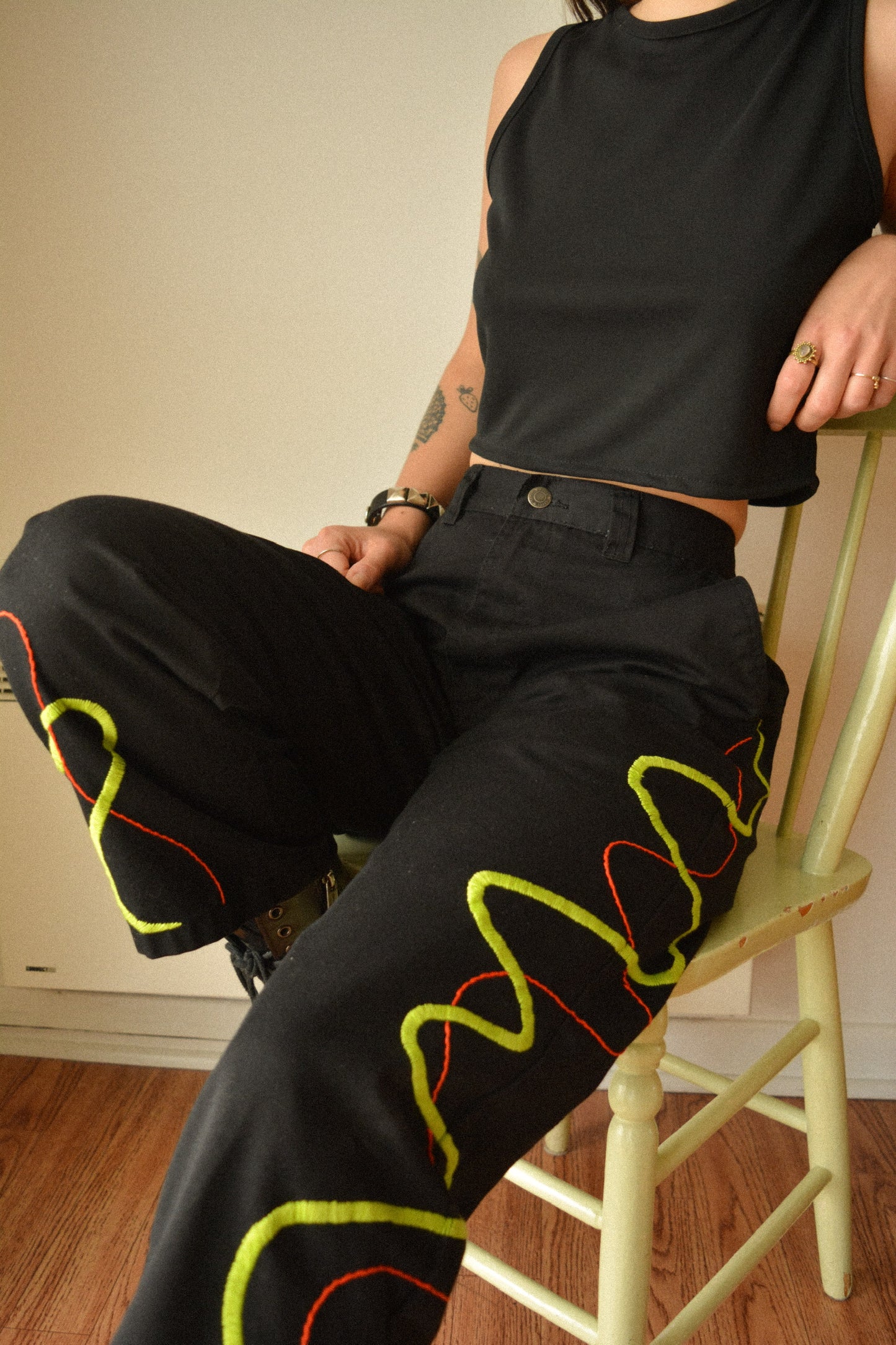 Pantalon vintage noir de seconde main avec broderies abstraites fait à la main au Québec par l’artiste Caroline Auger