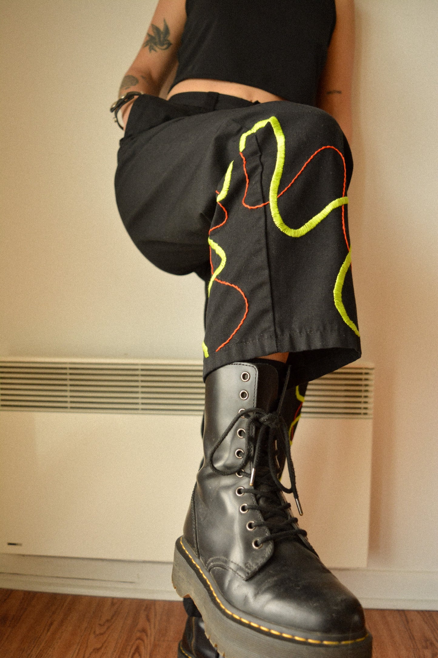 Pantalon vintage noir de seconde main avec broderies abstraites fait à la main au Québec par l’artiste Caroline Auger