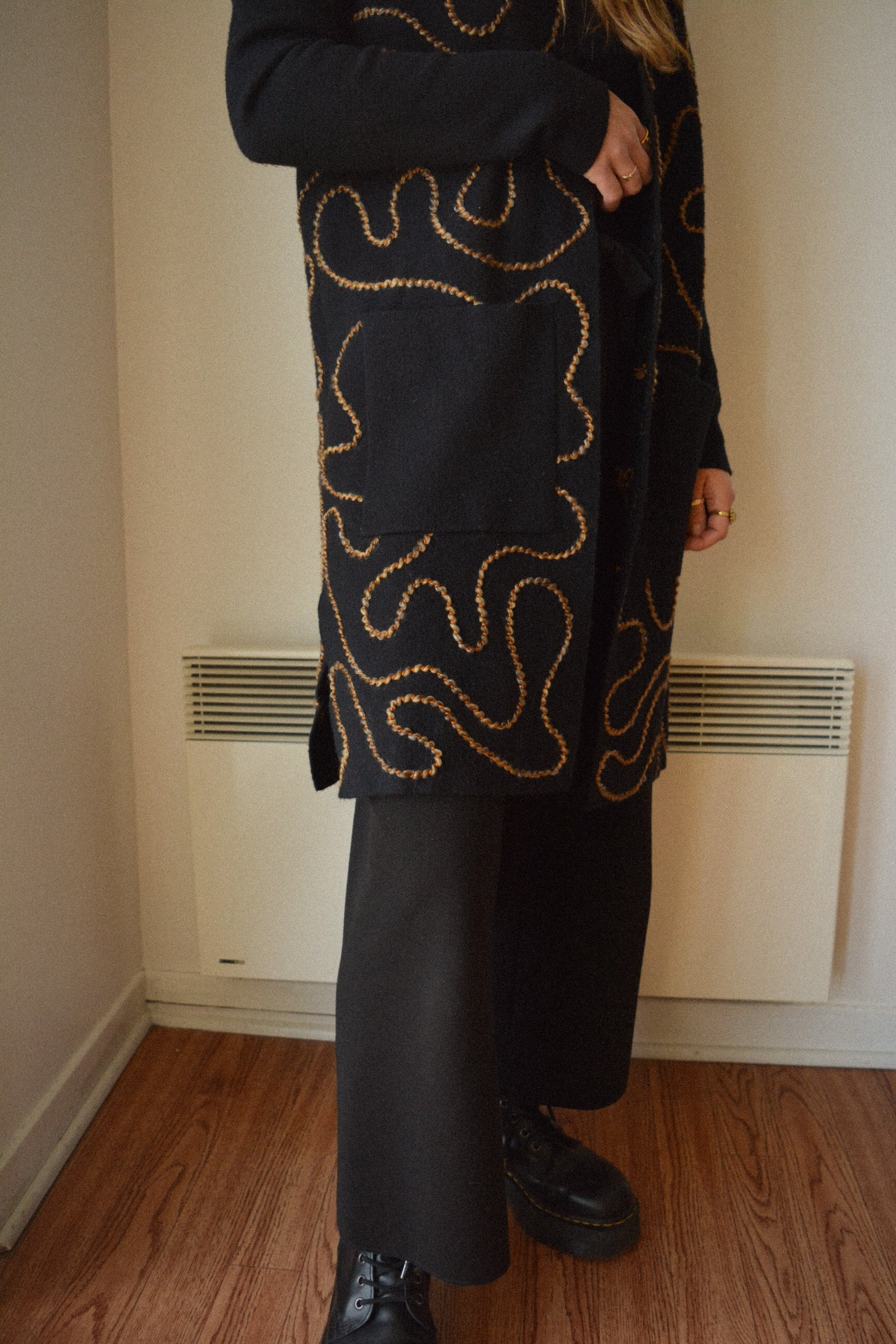 Veste de seconde main en laine noir à manches longues avec broderie abstraite fait à la main au Québec par l’artiste Caroline Auger