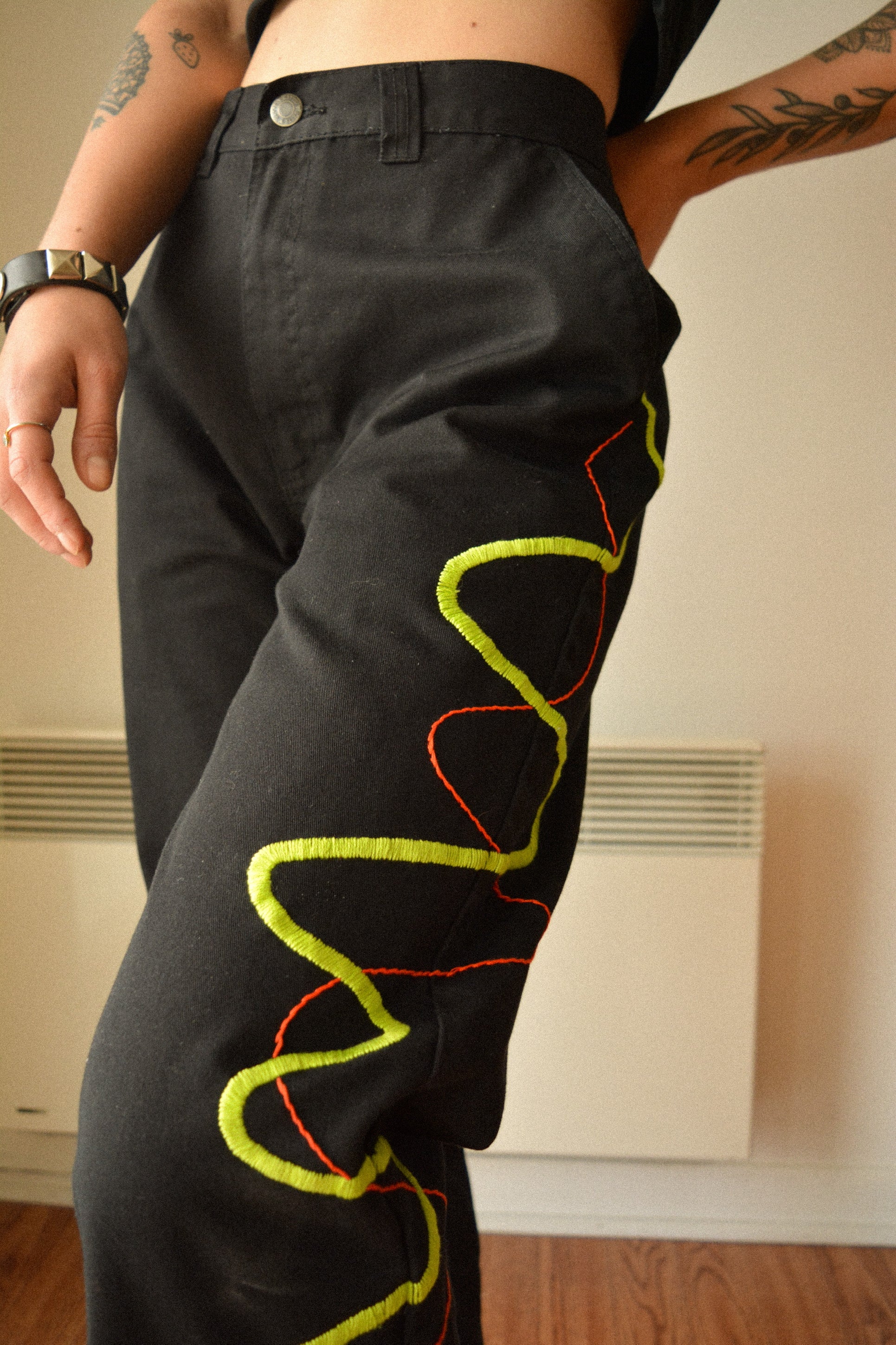 Pantalon vintage noir de seconde main avec broderies abstraites fait à la main au Québec par l’artiste Caroline Auger