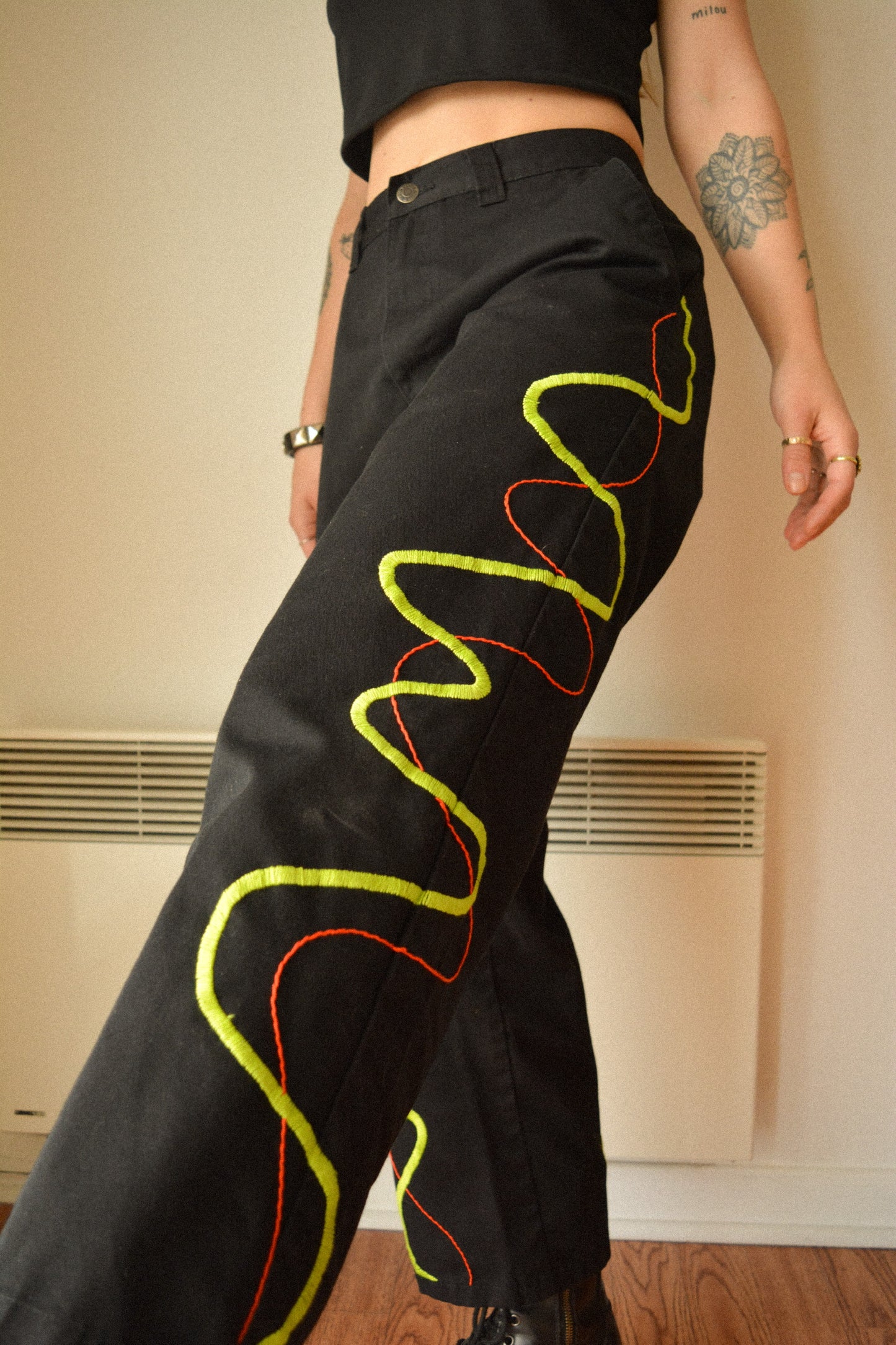 Pantalon vintage noir de seconde main avec broderies abstraites fait à la main au Québec par l’artiste Caroline Auger