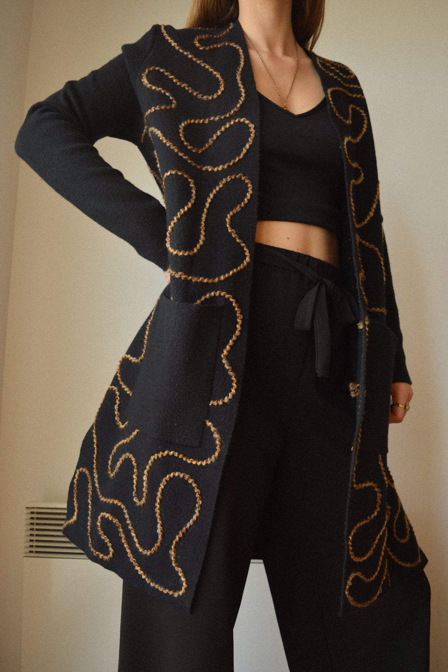 Veste de seconde main en laine noir à manches longues avec broderie abstraite fait à la main au Québec par l’artiste Caroline Auger