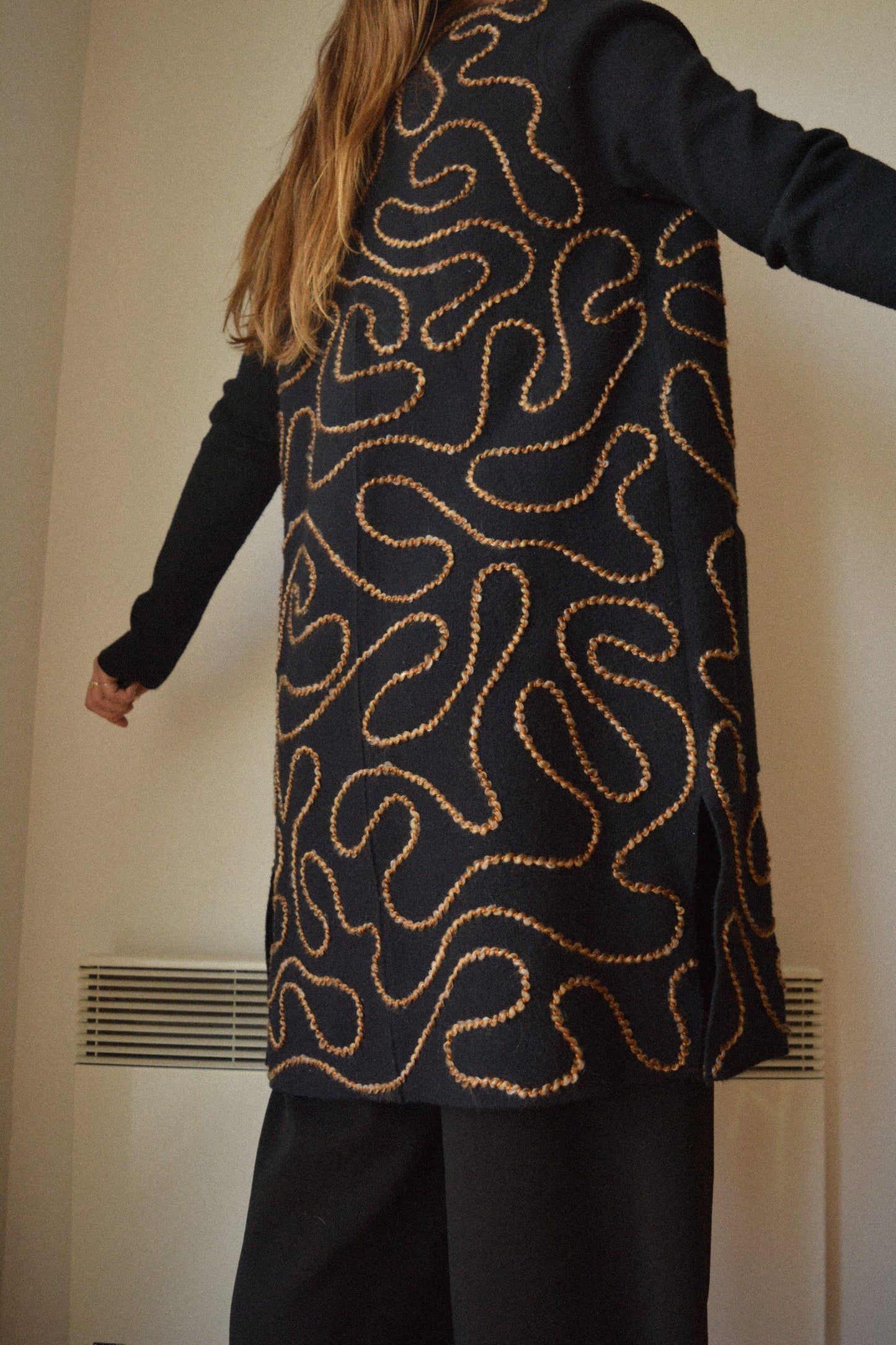 Veste de seconde main en laine noir à manches longues avec broderie abstraite fait à la main au Québec par l’artiste Caroline Auger