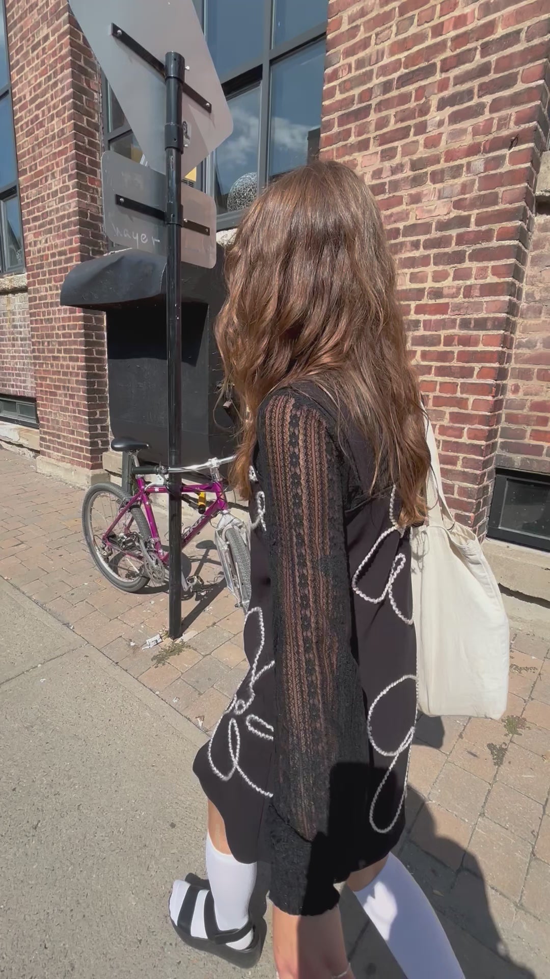 Robe noir vintage de seconde main à motifs de fleurs en laine brodées à la main au Québec par l’artiste et designer Caroline Auger