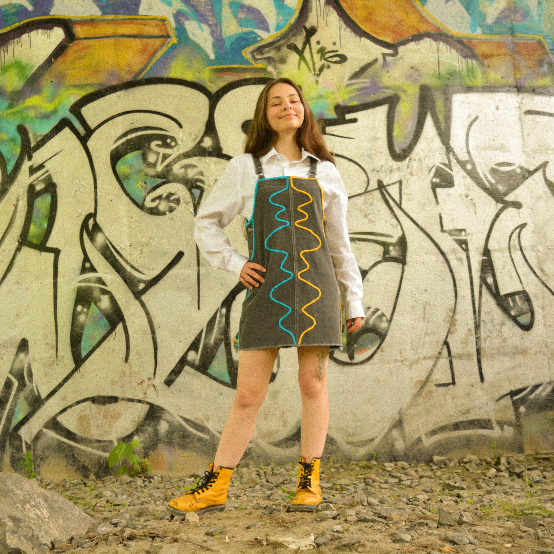 Robe salopette vintage grise en jeans à broderies abstraites fait à la main au Québec par l’artiste Caroline Auger