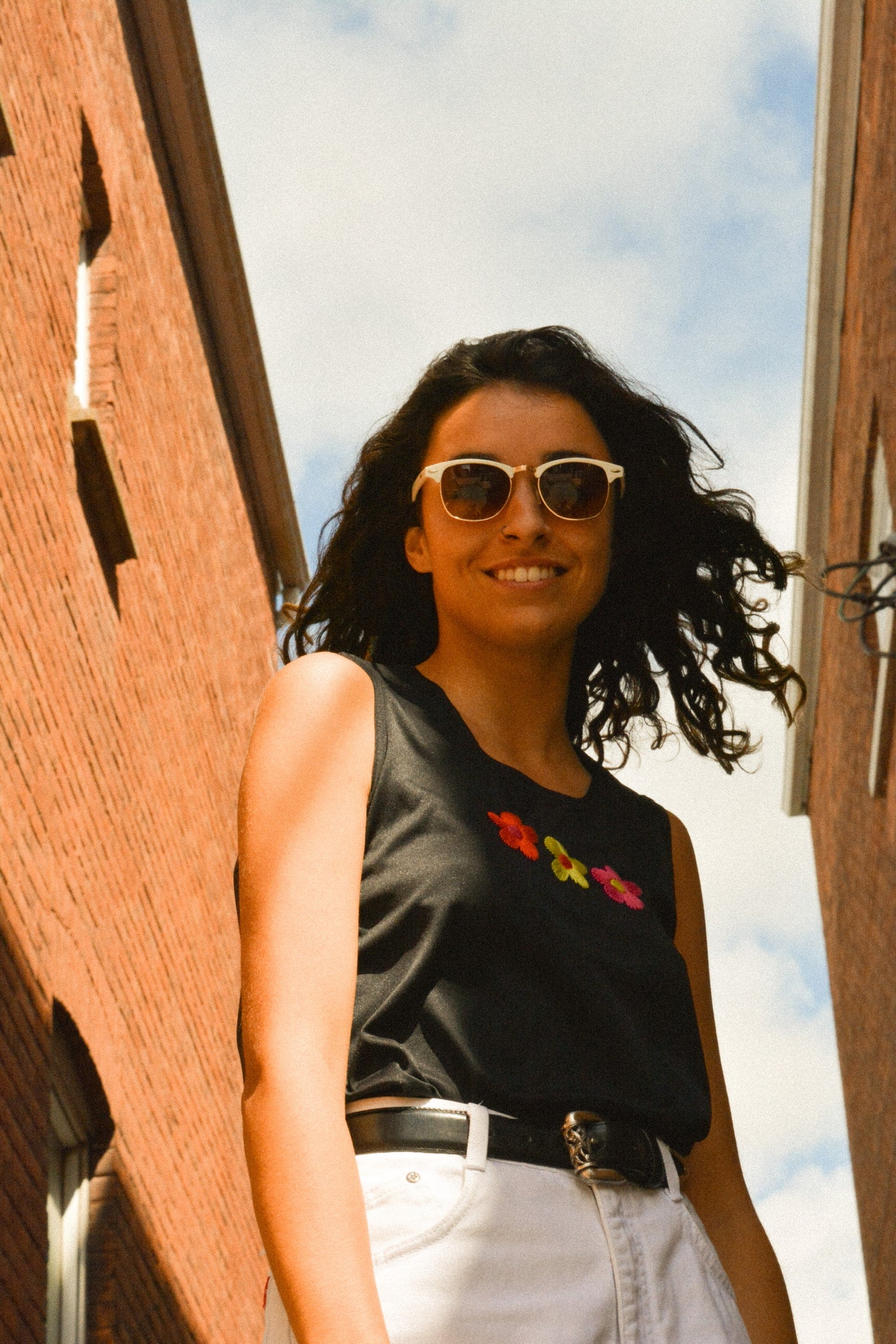 Camisole noir vintage à fleurs brodées à la main au Québec par l’artiste Caroline Auger