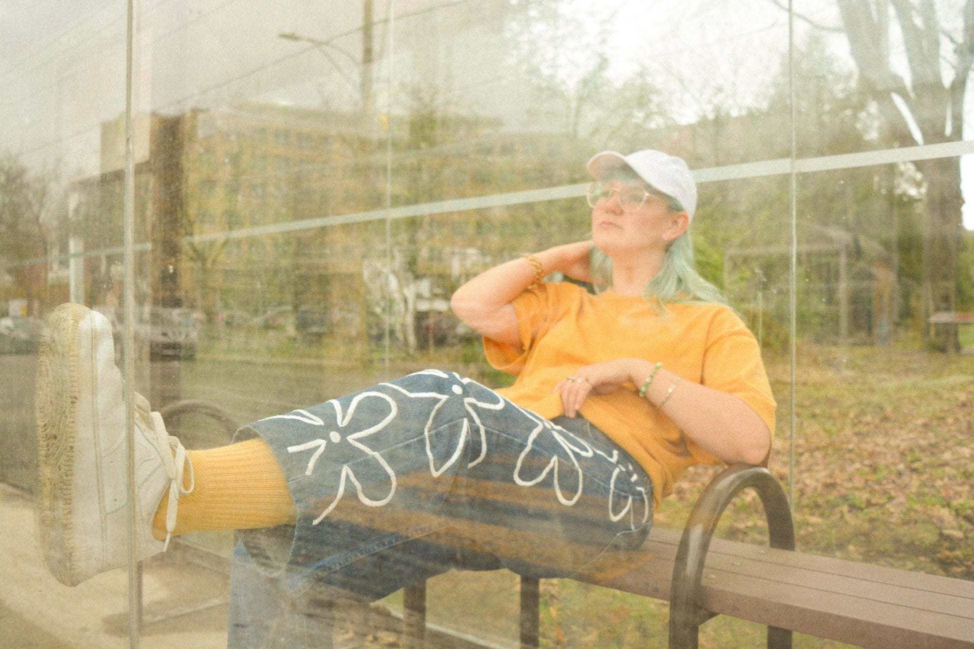 Pantalon de seconde main en jeans bleu foncé à fleurs blanches brodées à la main au Québec par l’artiste Caroline Auger