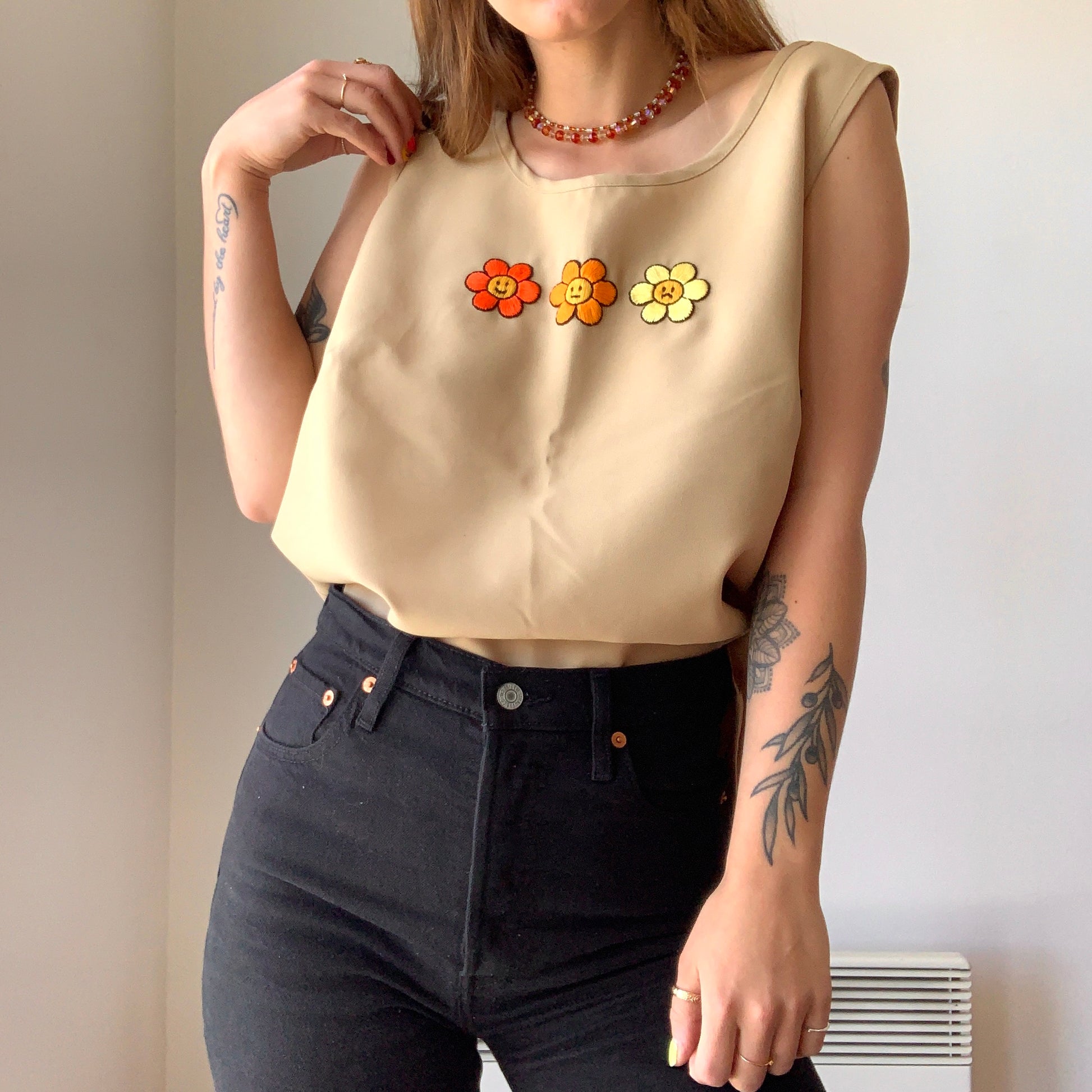 Camisole vintage beige à fleurs brodées à la main au Québec par l’artiste Caroline Auger