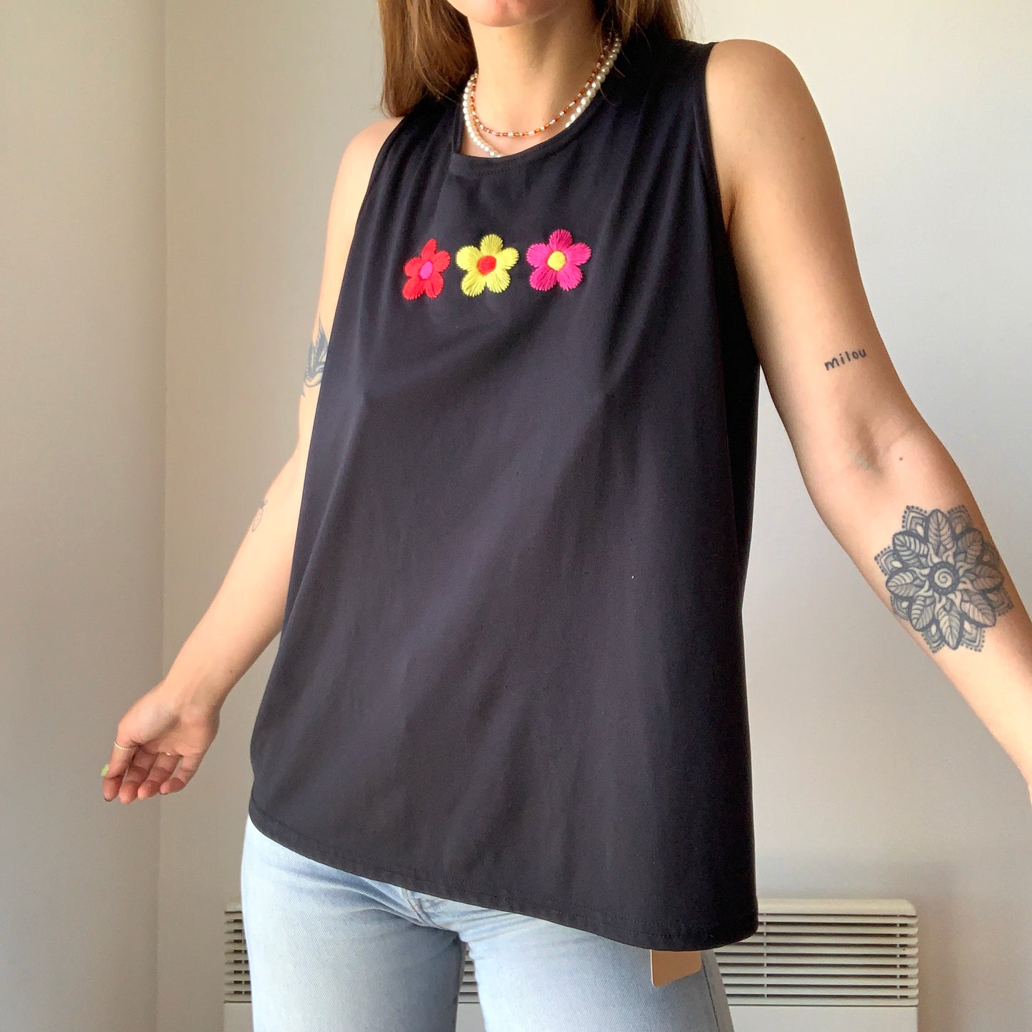 Camisole noir vintage à fleurs brodées à la main au Québec par l’artiste Caroline Auger