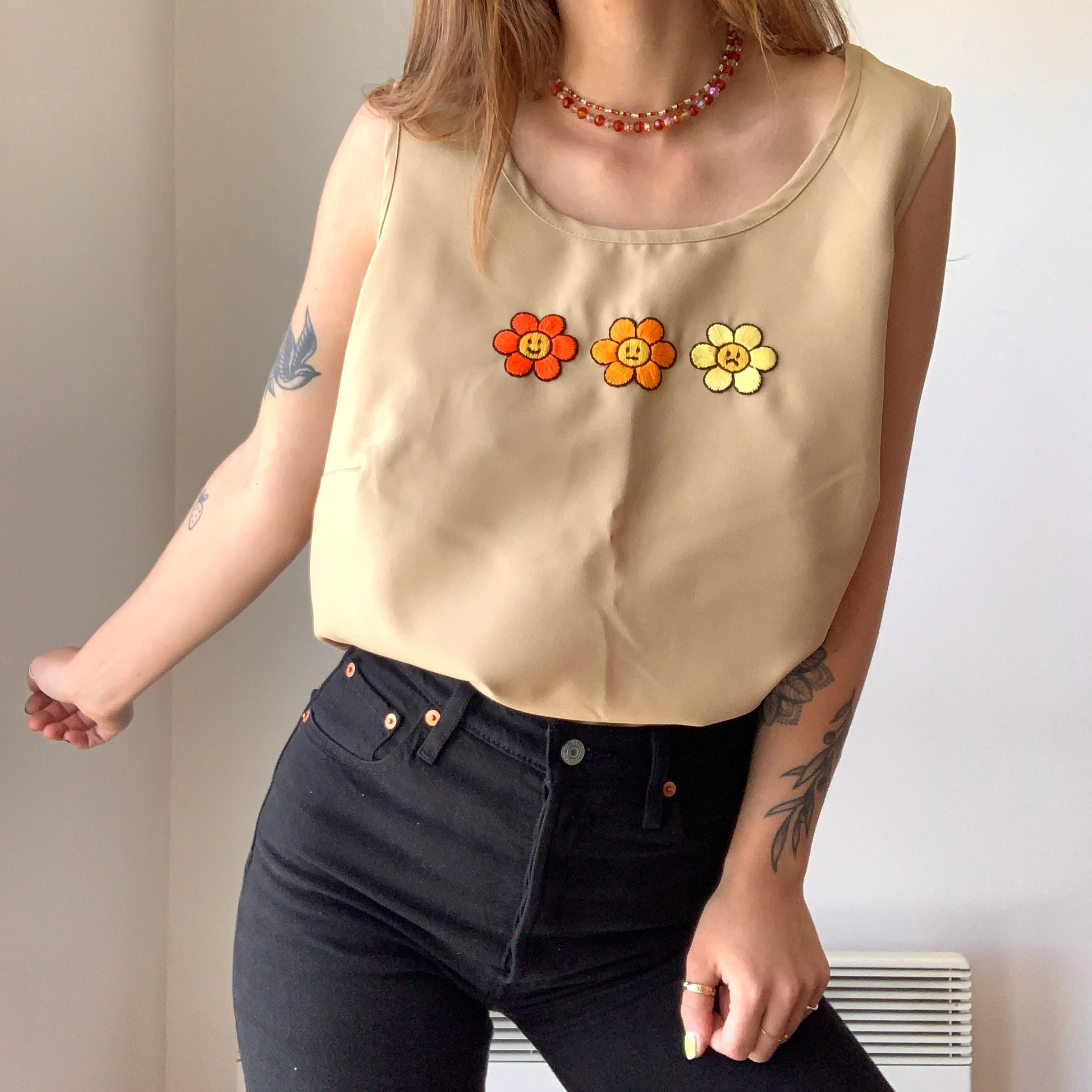 Camisole vintage beige à fleurs brodées à la main au Québec par l’artiste Caroline Auger