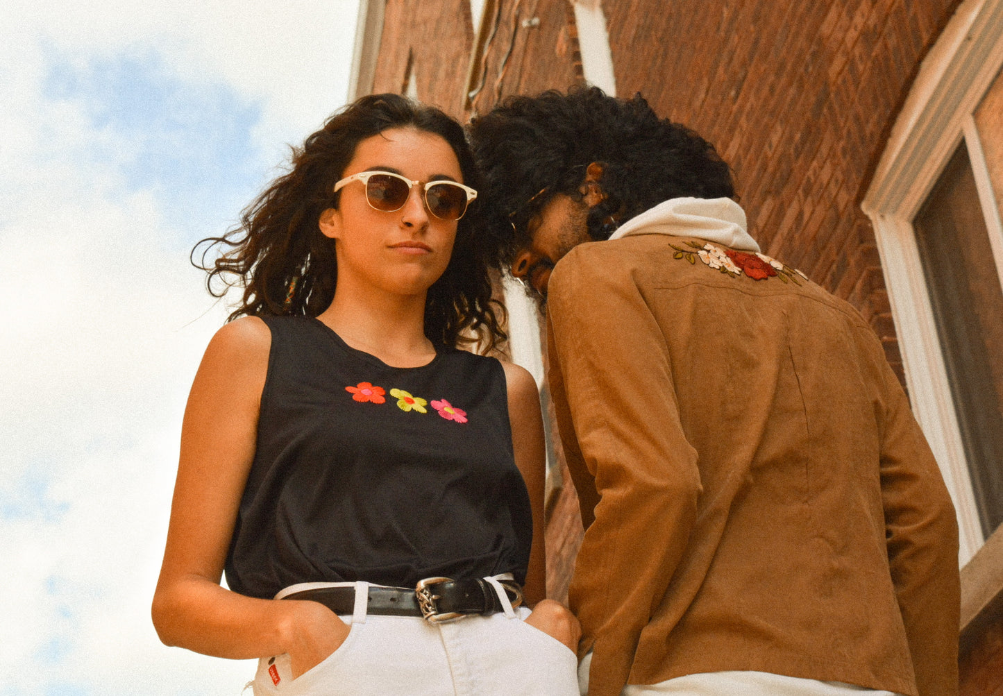 Camisole noir vintage à fleurs brodées à la main au Québec par l’artiste Caroline Auger