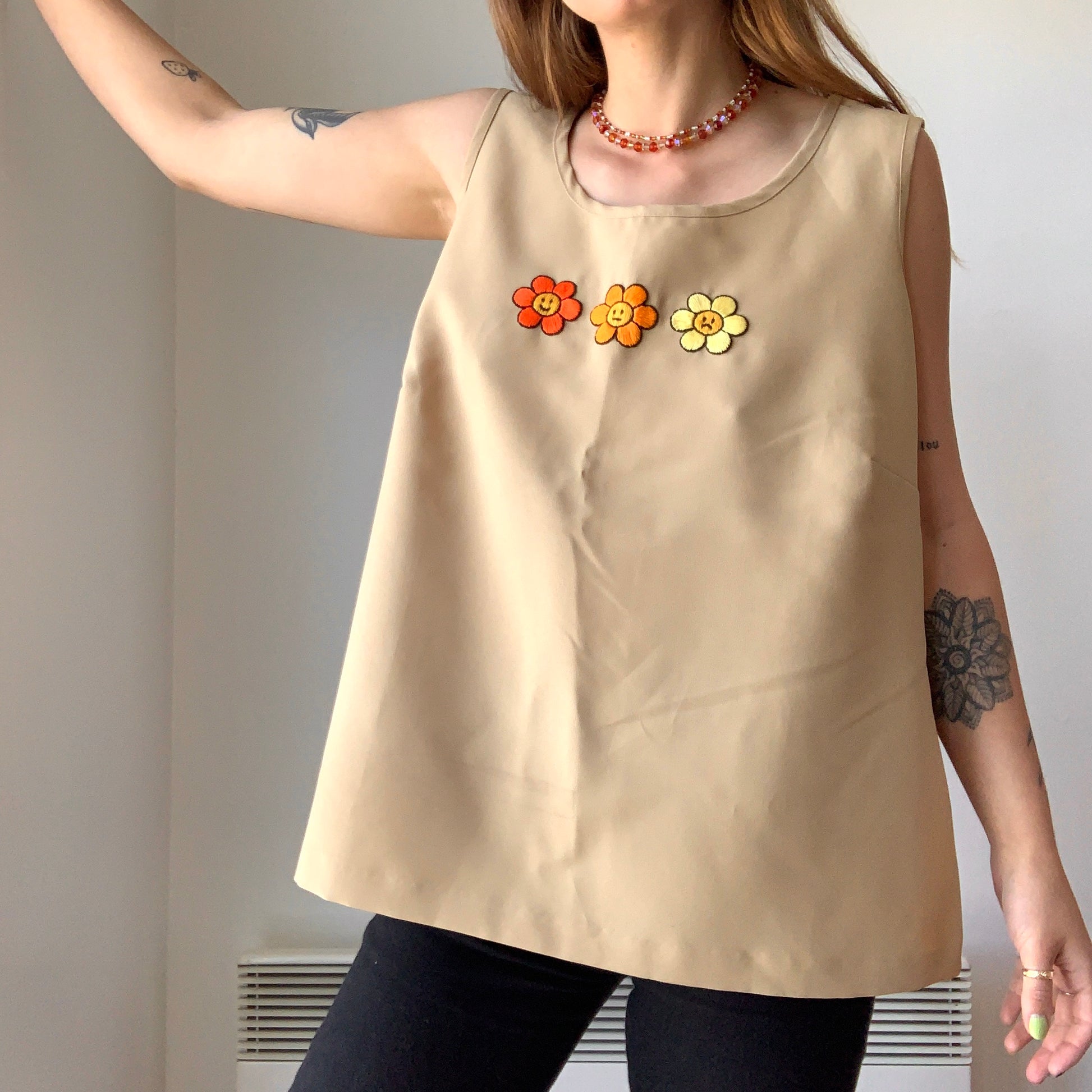 Camisole vintage beige à fleurs brodées à la main au Québec par l’artiste Caroline Auger