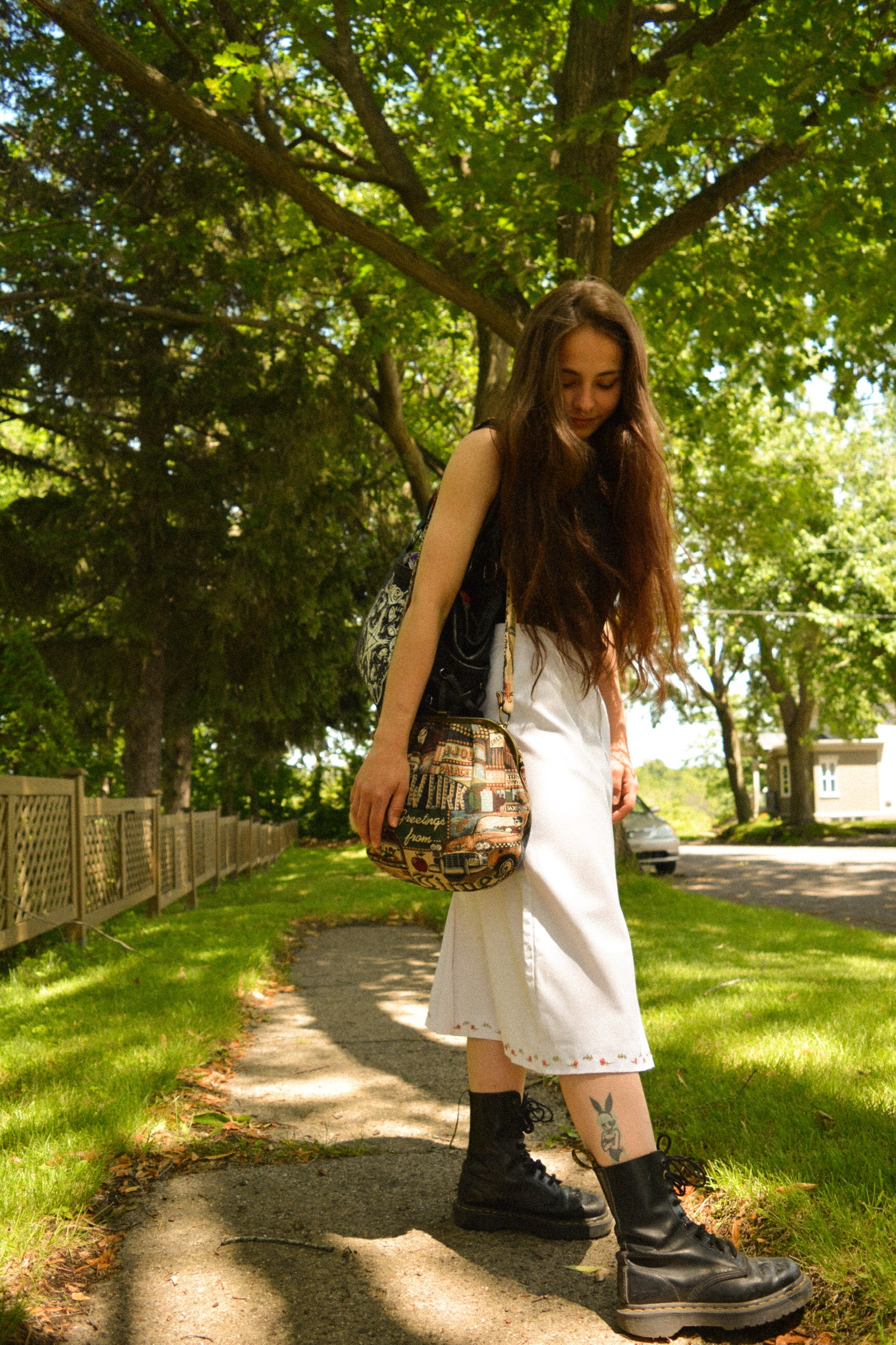 Jupe vintage blanche à mini fleurs et feuilles brodées à la main au Québec par l’artiste Caroline Auger de Drummondville.