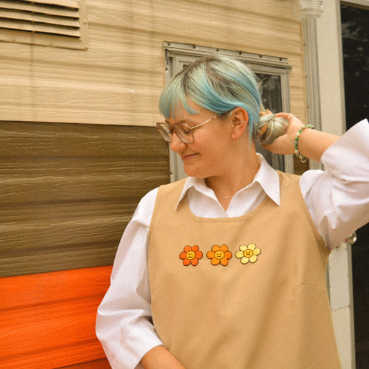 Camisole vintage beige à fleurs brodées à la main au Québec par l’artiste Caroline Auger de Drummondville.