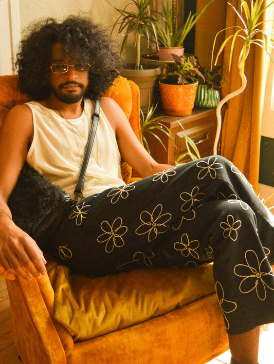 Pantalon en jeans noir de seconde main à fleurs brodées à la main au Québec par l’artiste Caroline Auger