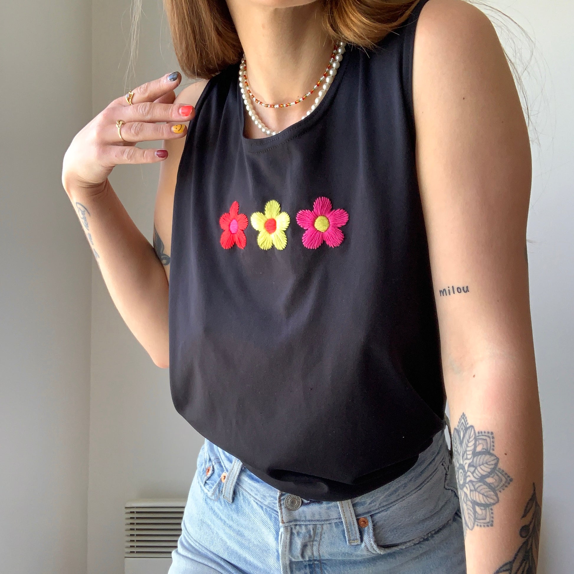Camisole noir vintage à fleurs brodées à la main au Québec par l’artiste Caroline Auger