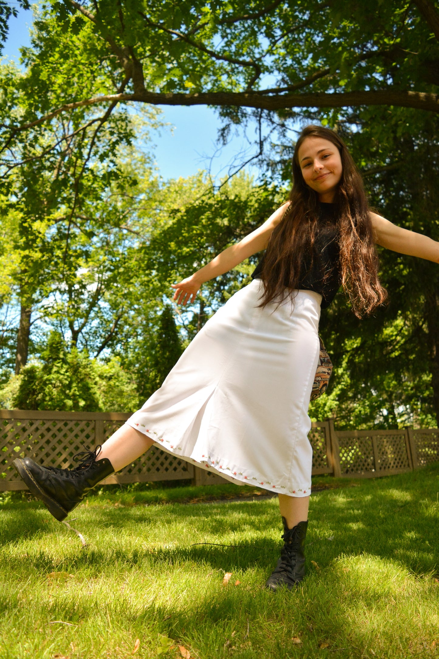 Jupe vintage blanche à mini fleurs et feuilles brodées à la main au Québec par l’artiste Caroline Auger.