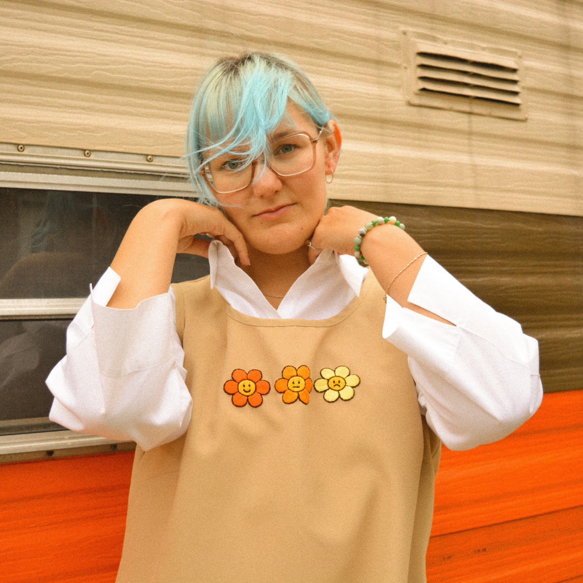 Camisole vintage beige à fleurs brodées à la main au Québec par l’artiste Caroline Auger de Drummondville.
