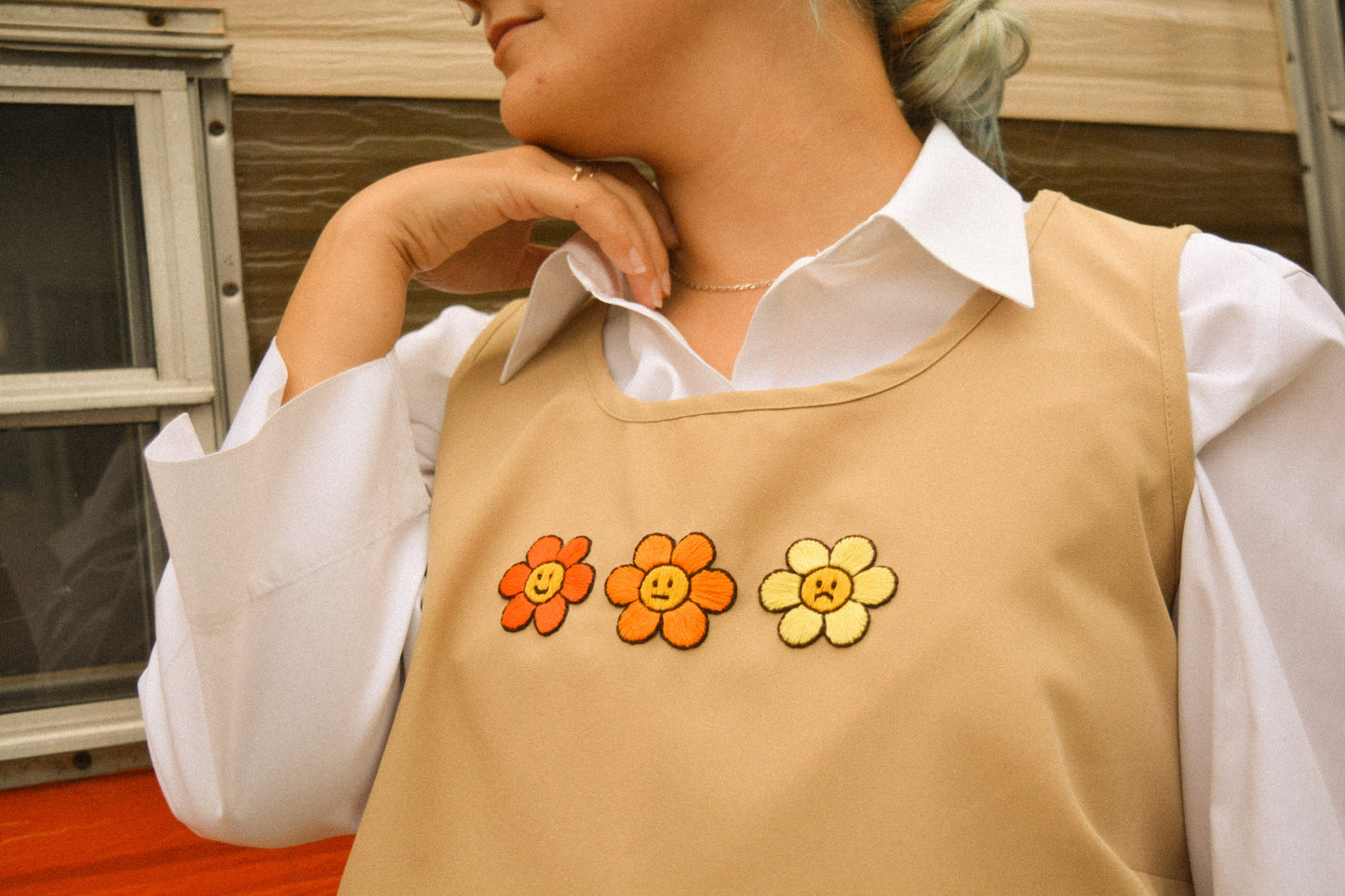 Camisole vintage beige à fleurs brodées à la main au Québec par l’artiste Caroline Auger de Drummondville.
