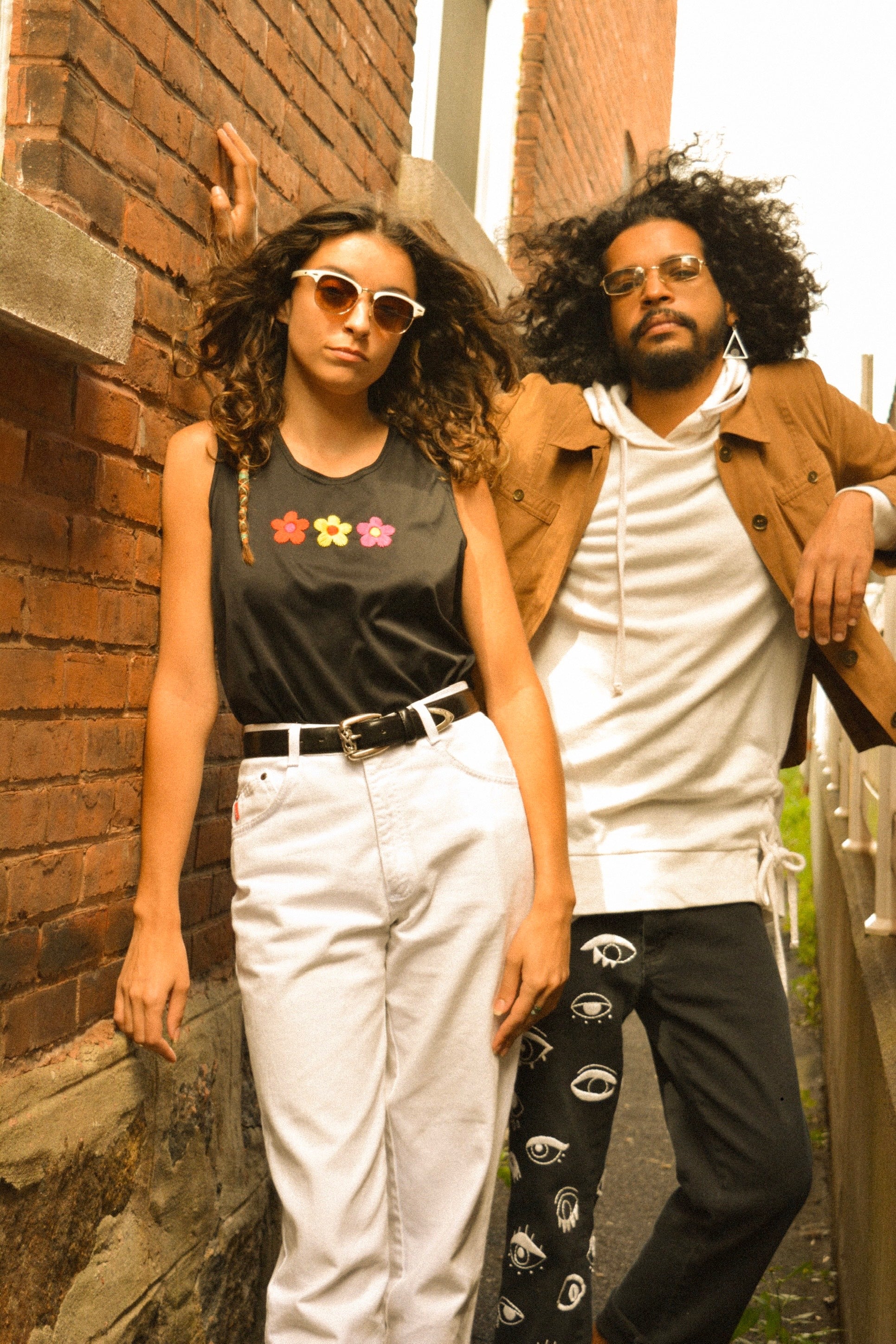 Camisole noir vintage à fleurs brodées à la main au Québec par l’artiste Caroline Auger