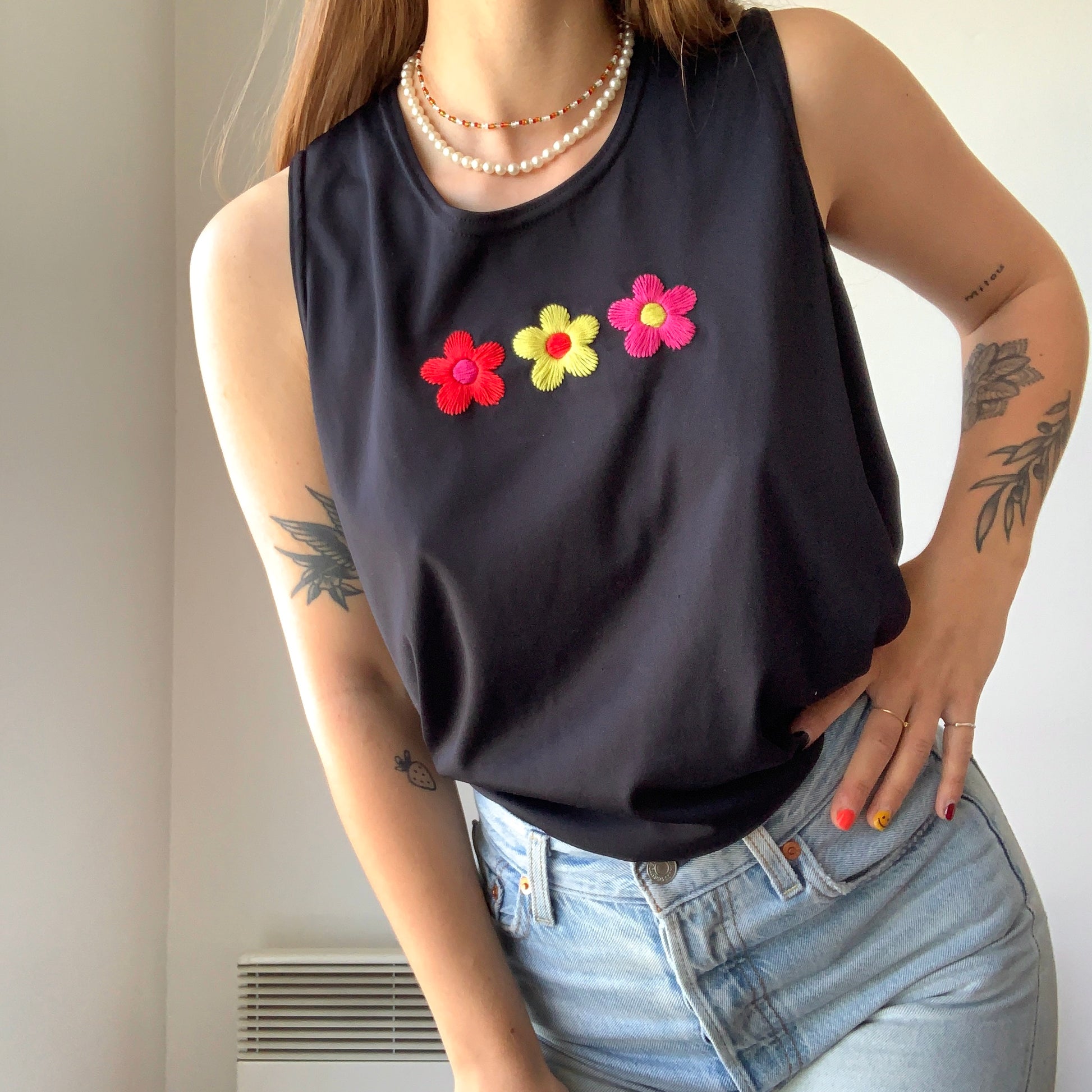 Camisole noir vintage à fleurs brodées à la main au Québec par l’artiste Caroline Auger
