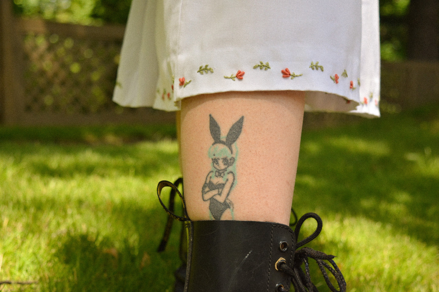 Jupe vintage blanche à mini fleurs et feuilles brodées à la main au Québec par l’artiste Caroline Auger de Drummondville.
