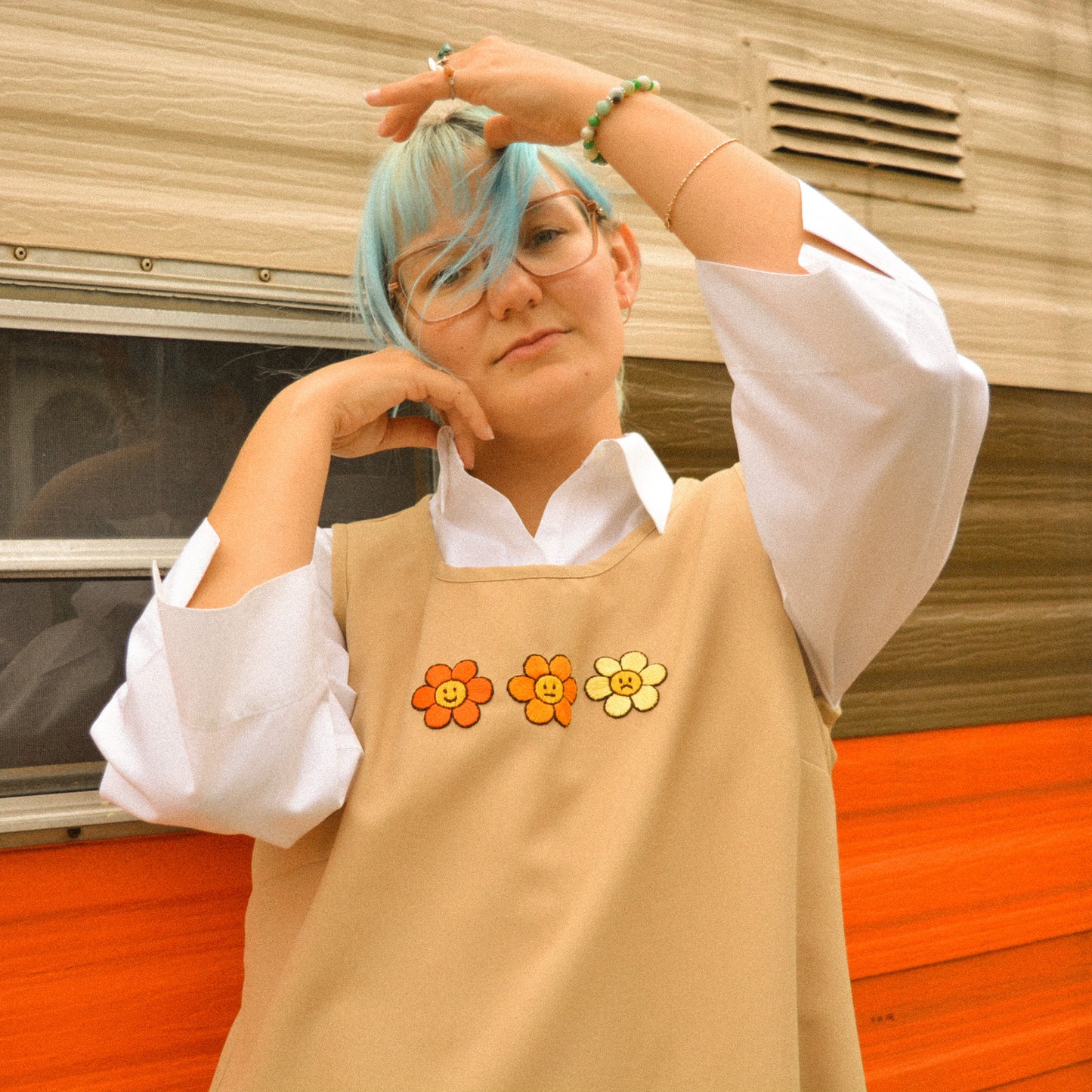 Camisole vintage beige à fleurs brodées à la main au Québec par l’artiste Caroline Auger de Drummondville.