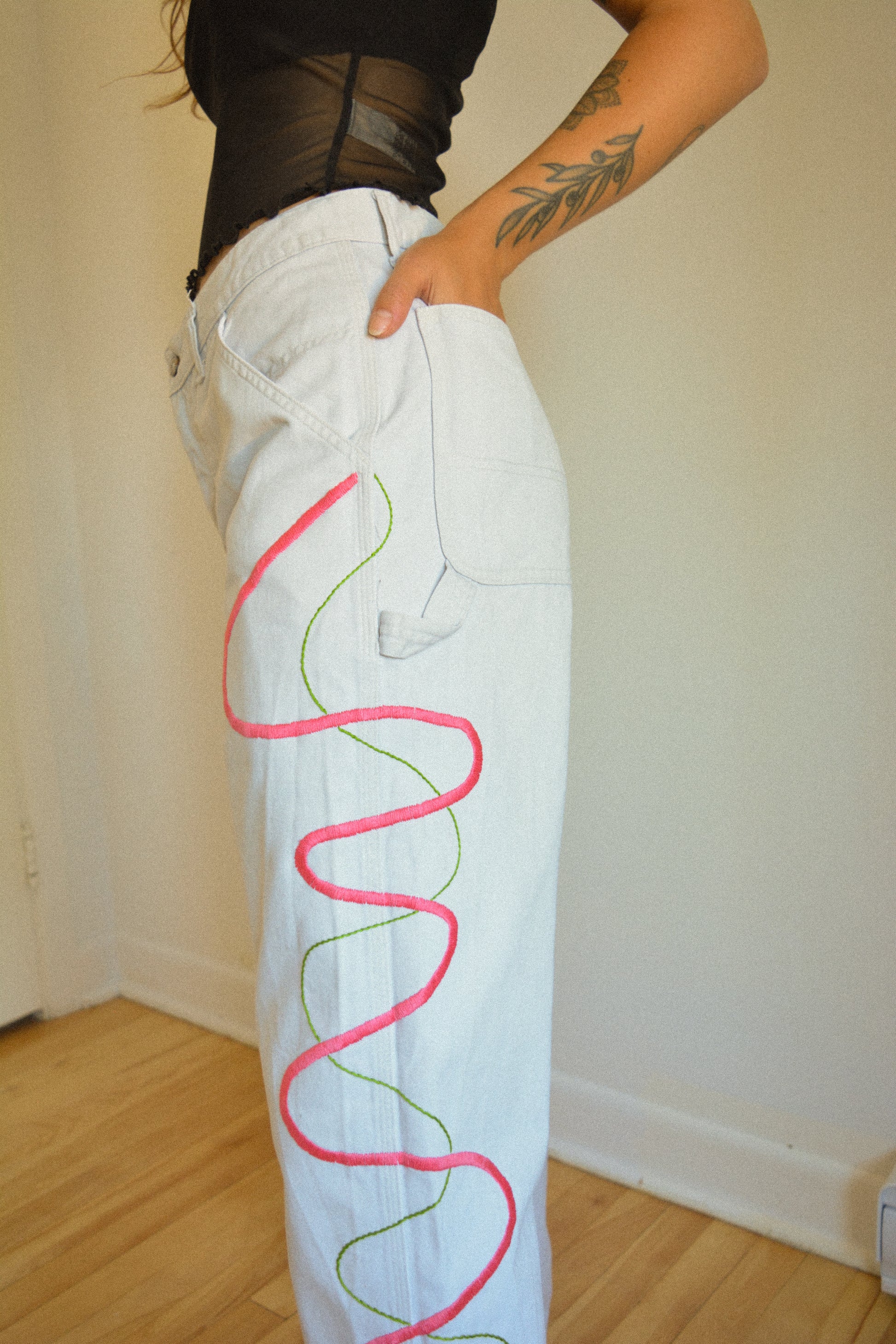 Pantalon vintage gris clair à motif abstrait brodé à la main au Québec par l’artiste et designer Caroline Auger
