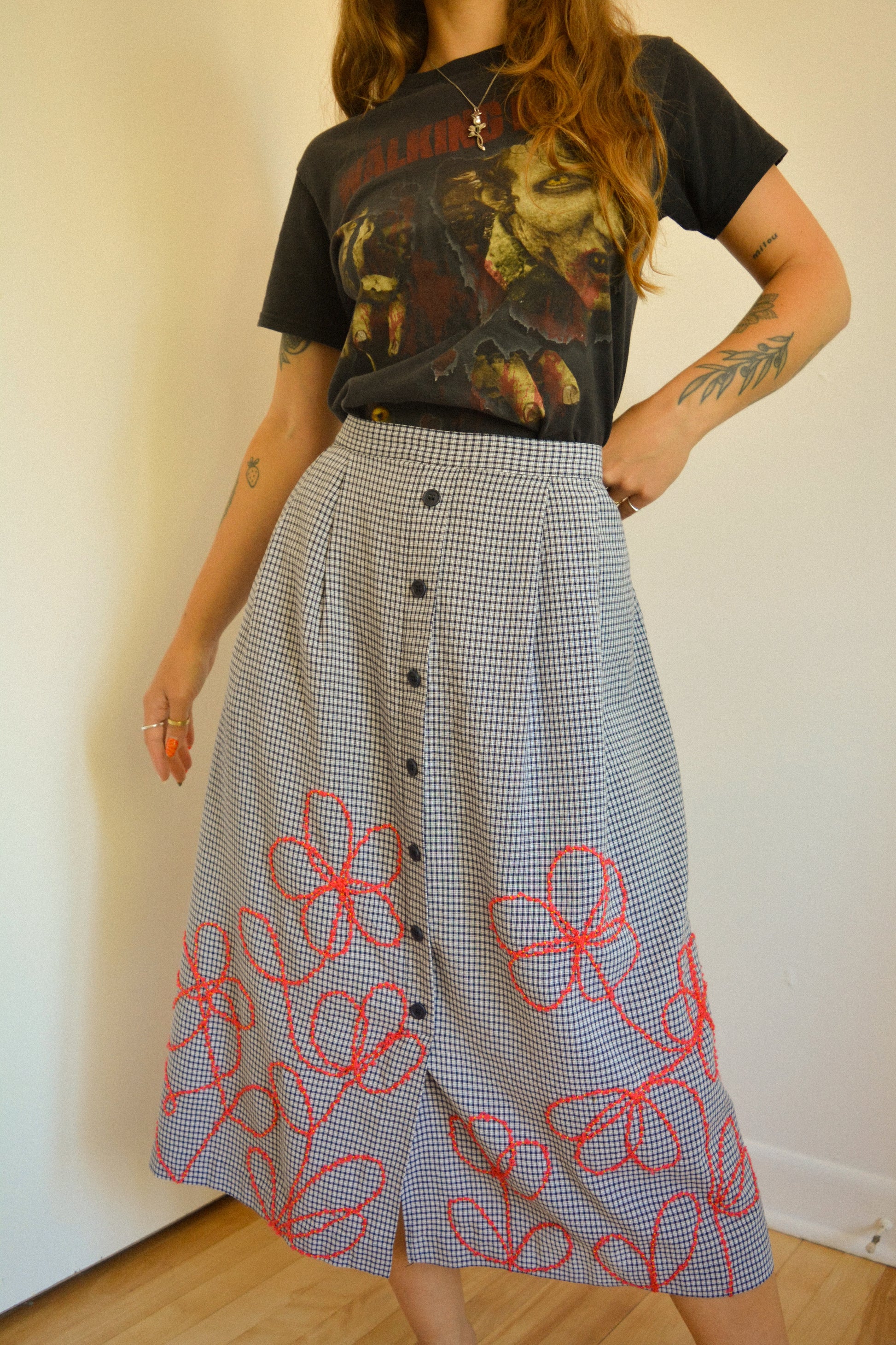 Jupe de motifs à carreaux bleu vintage de seconde main à broderie de fleurs rouge fait à la main au Québec par l’artiste Caroline Auger