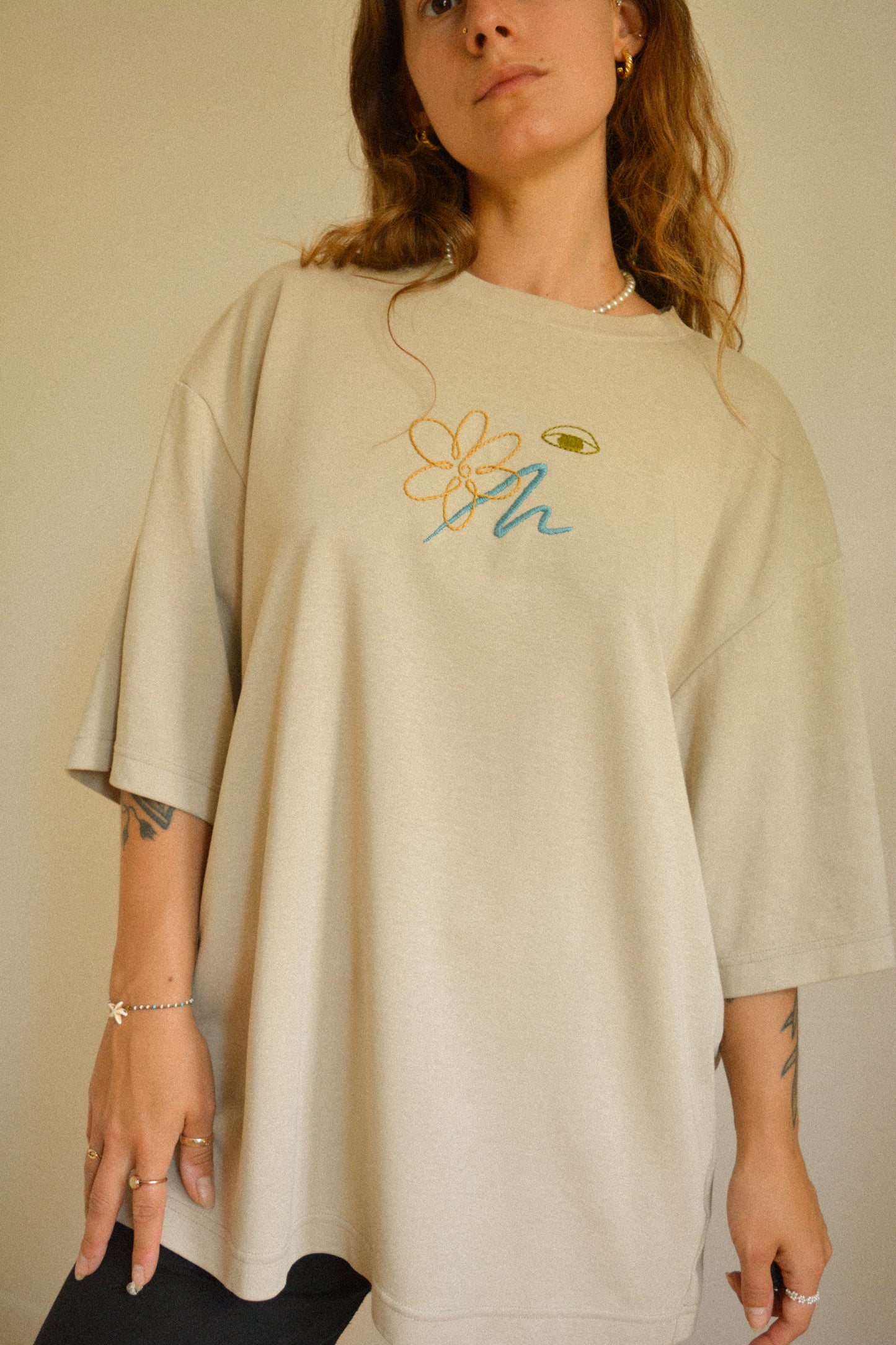 T-shirt crème à manches courtes avec motif brodé à la main au Québec par l’artiste et designer Caroline Auger